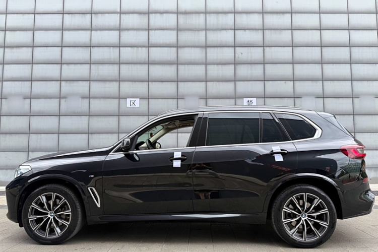 Used BMW X5 2022 xDrive 30Li Luxury M Sport Package
