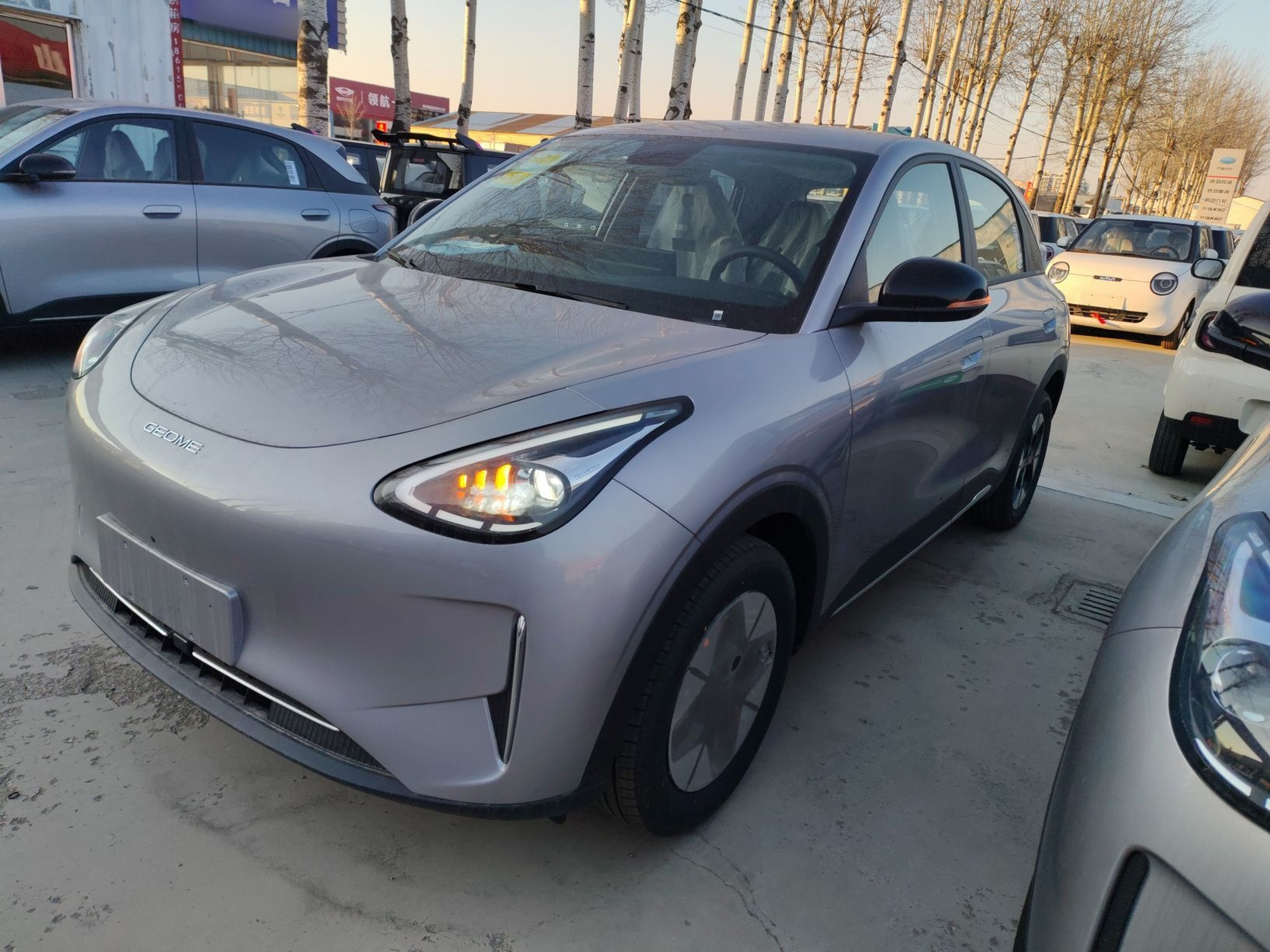 تحت مقدمة السيارة