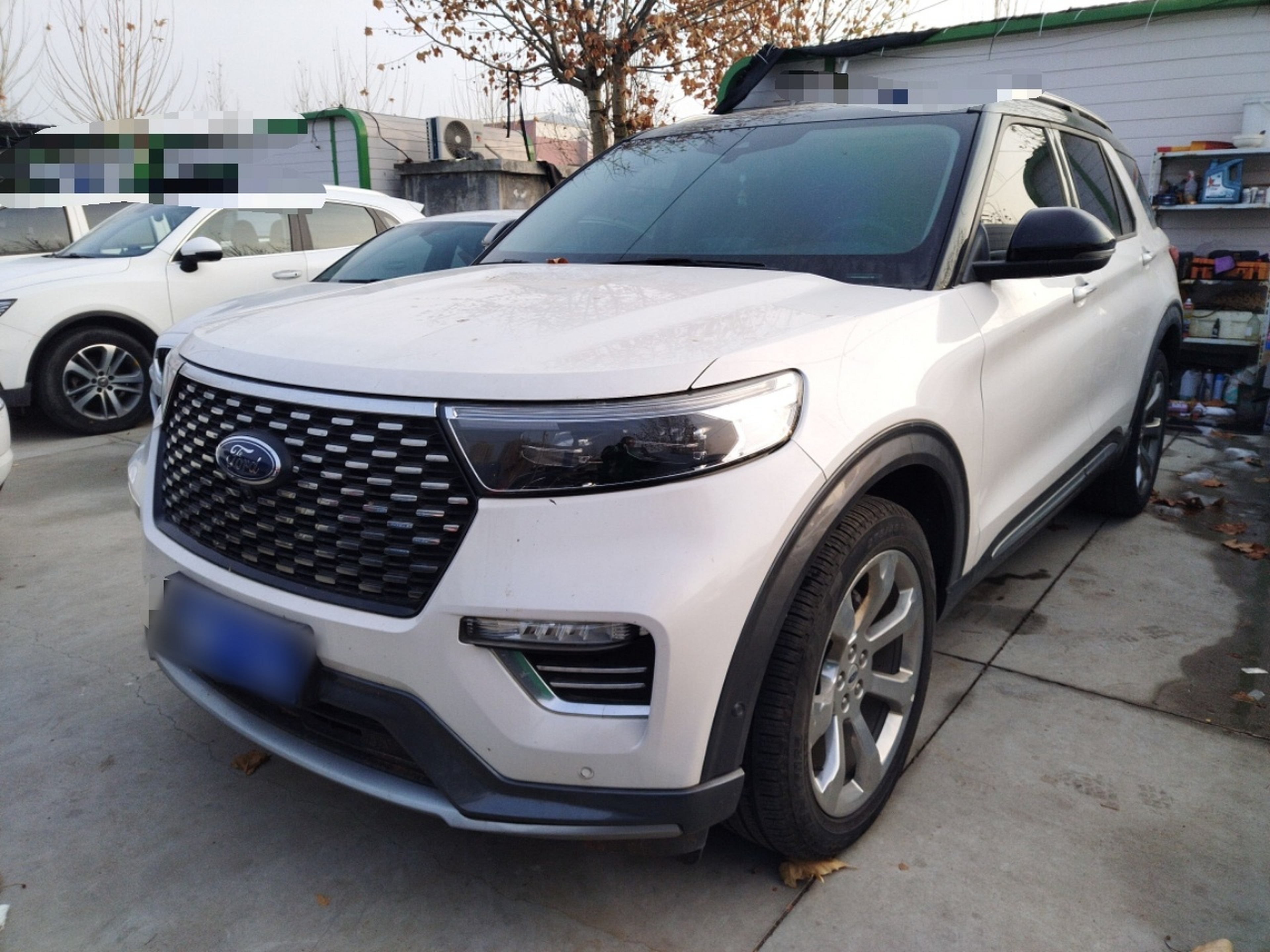 Под передней частью автомобиля