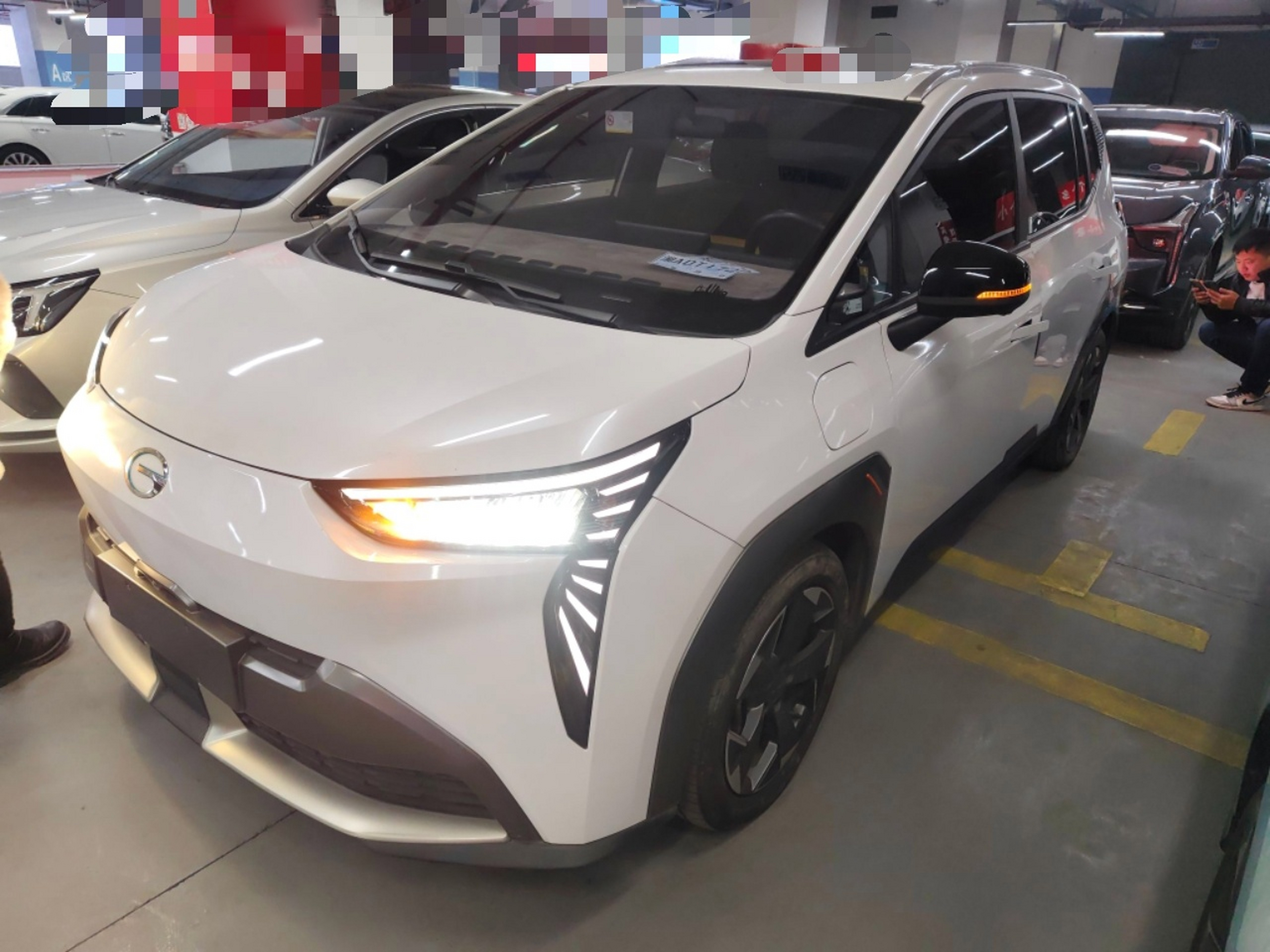 Под передней частью автомобиля