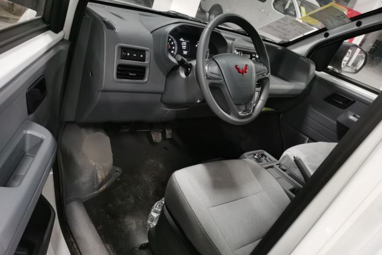 Used Wuling Yangguang 2024 300KM Comfort Version Passenger Van 75kW
