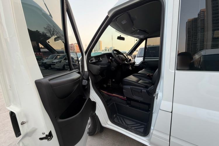 Used JMC Fushun 2025 2.0T 6MT Diesel Short-Wheelbase Low-Roof Commercial Multi-Purpose Passenger Vehicle with 5/6 Seats and Lift-Up Tailgate
