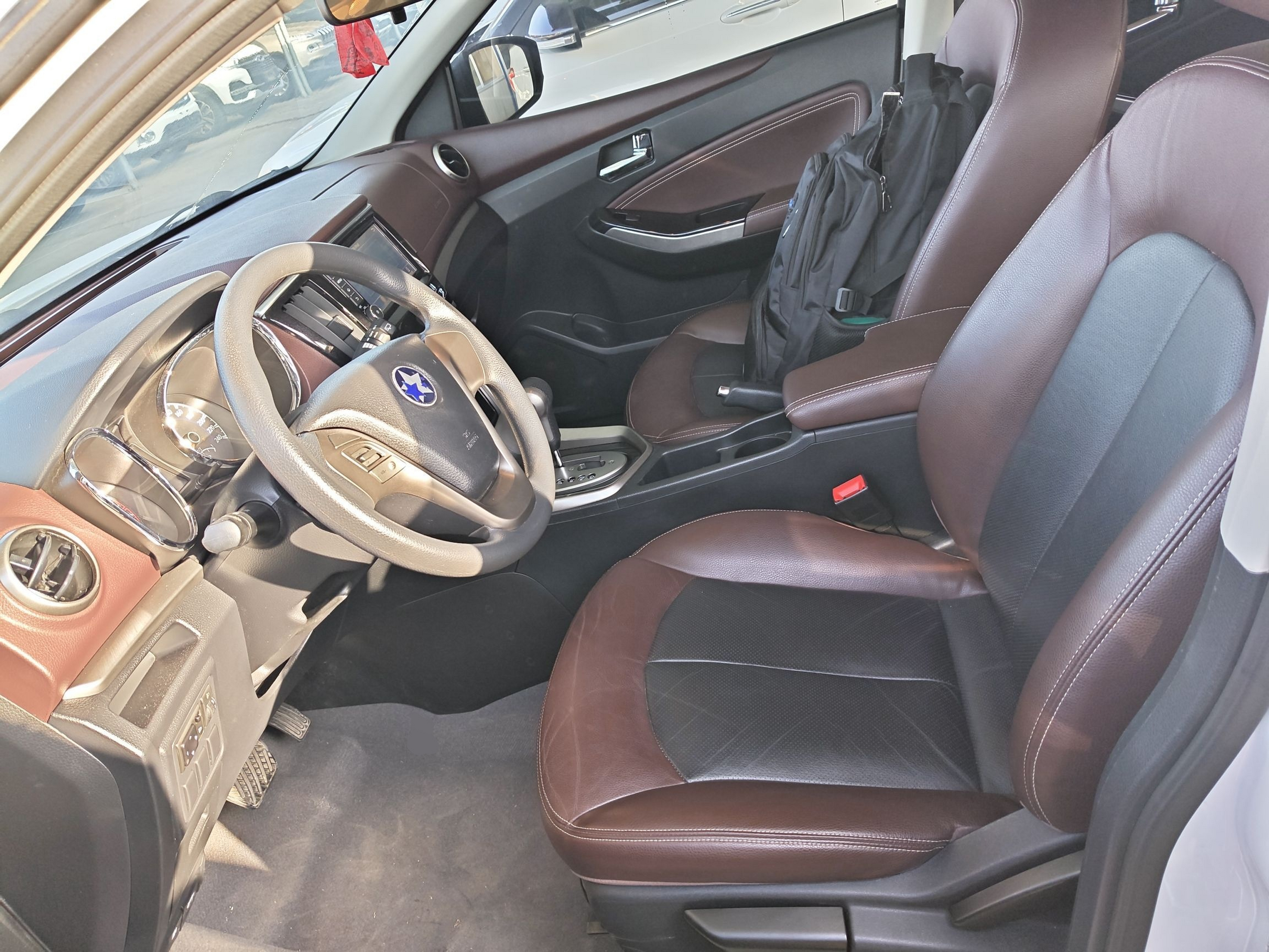 المقاعد الأمامية داخل السيارة