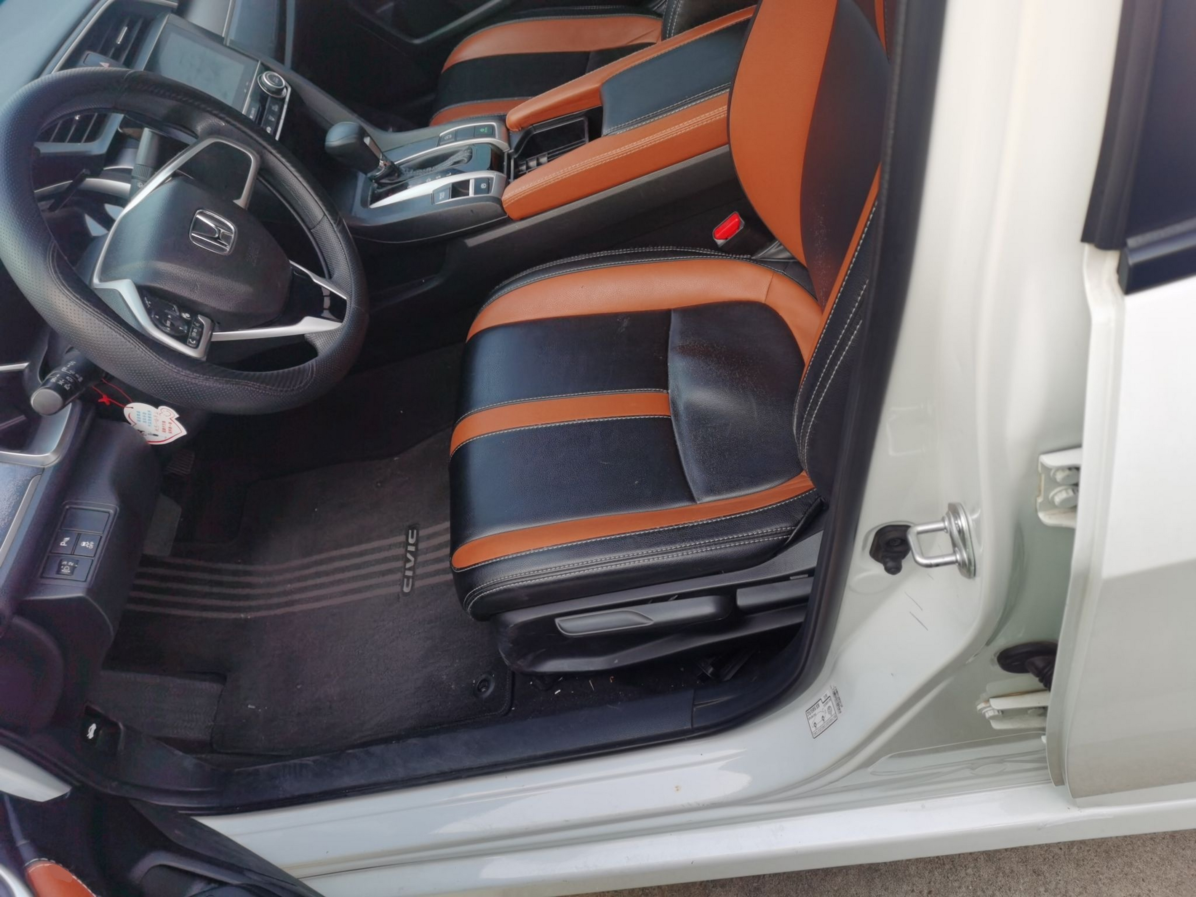 Переднее сиденье в автомобиле