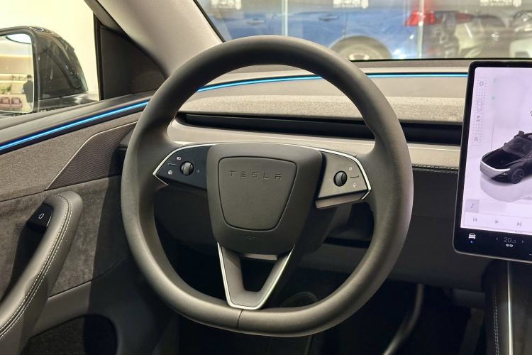 Used Tesla Model Y 2025 Long-Range All-Wheel-Drive Version