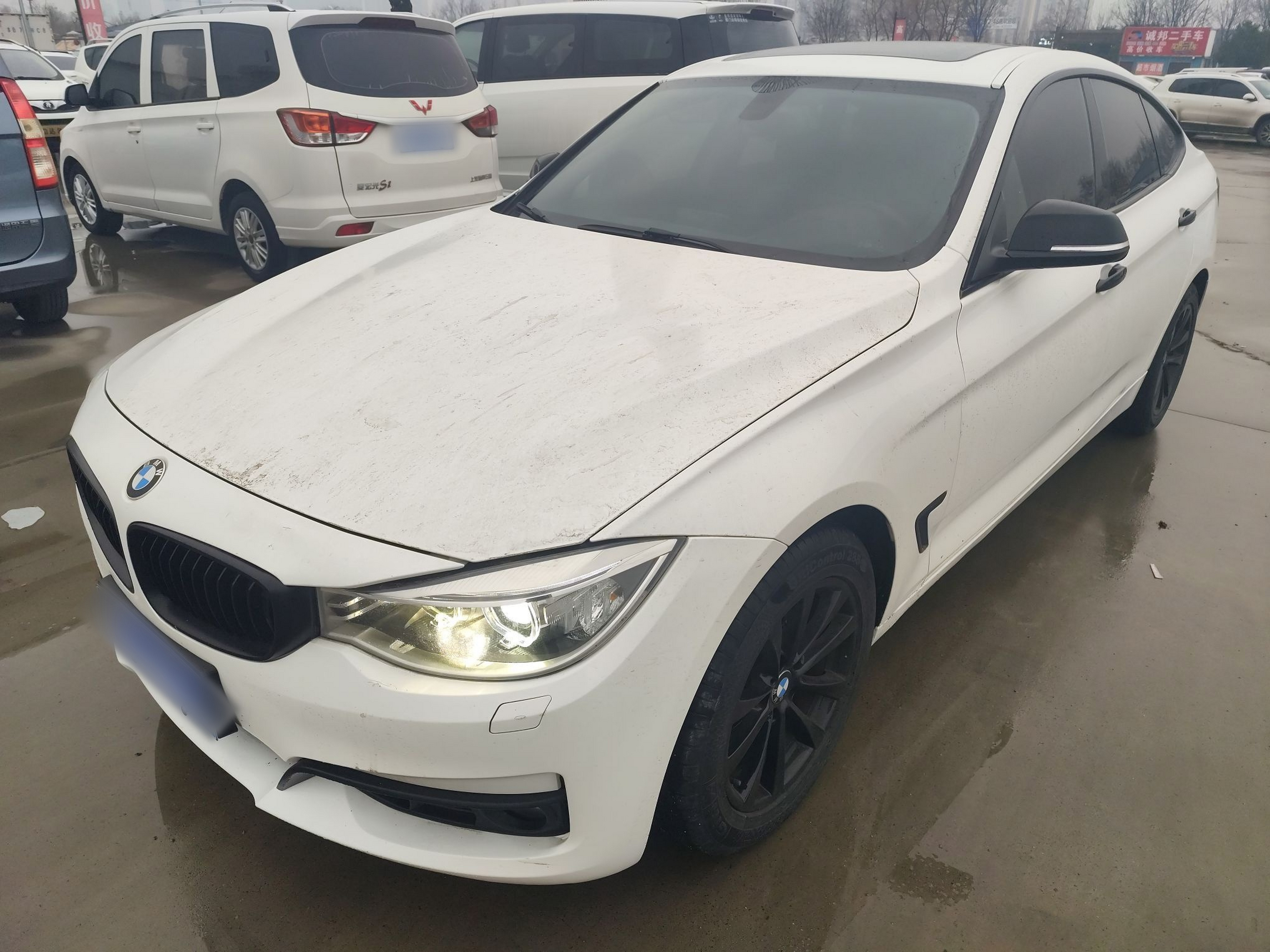 تحت مقدمة السيارة