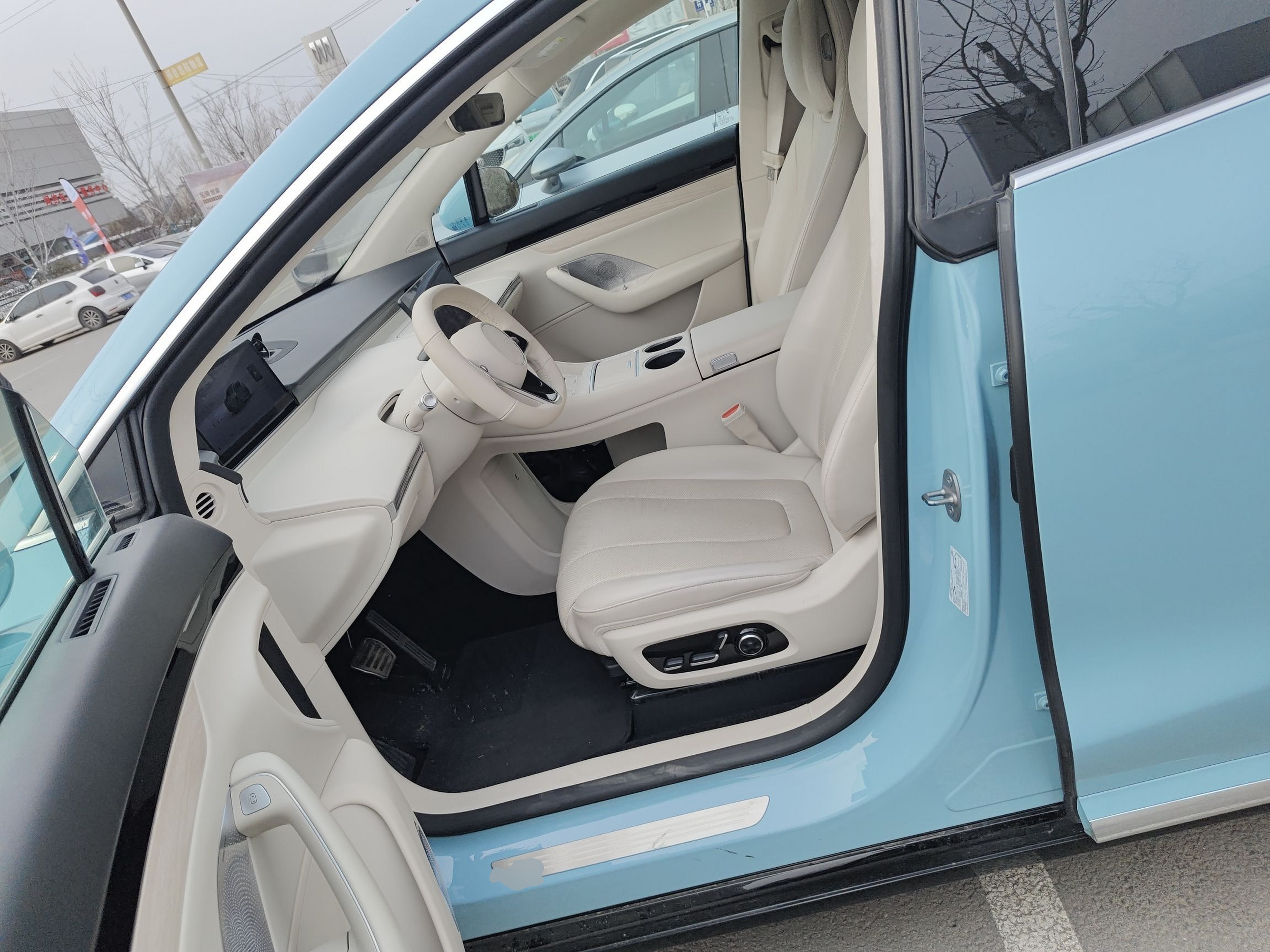 المقاعد الأمامية داخل السيارة