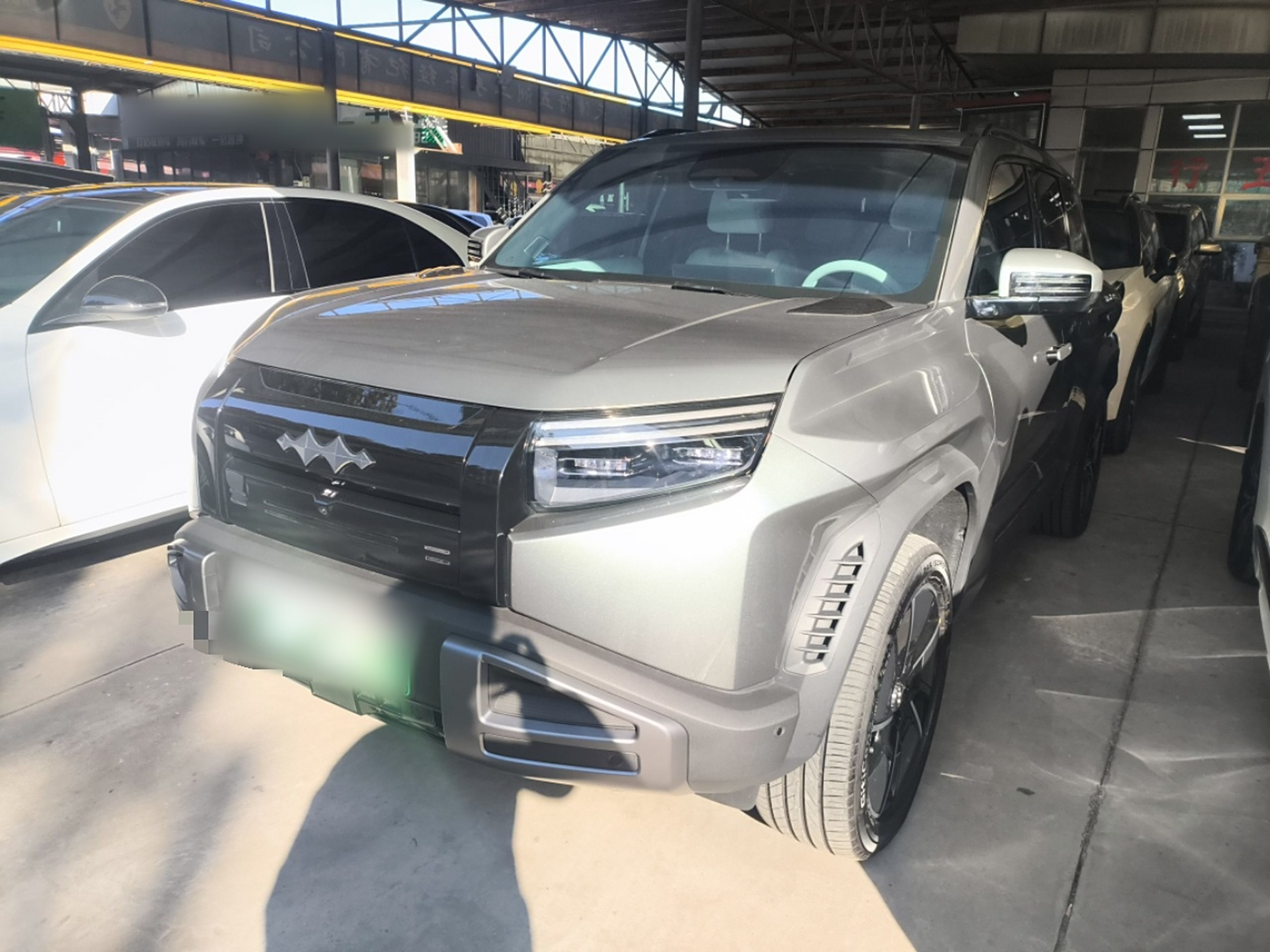 تحت مقدمة السيارة