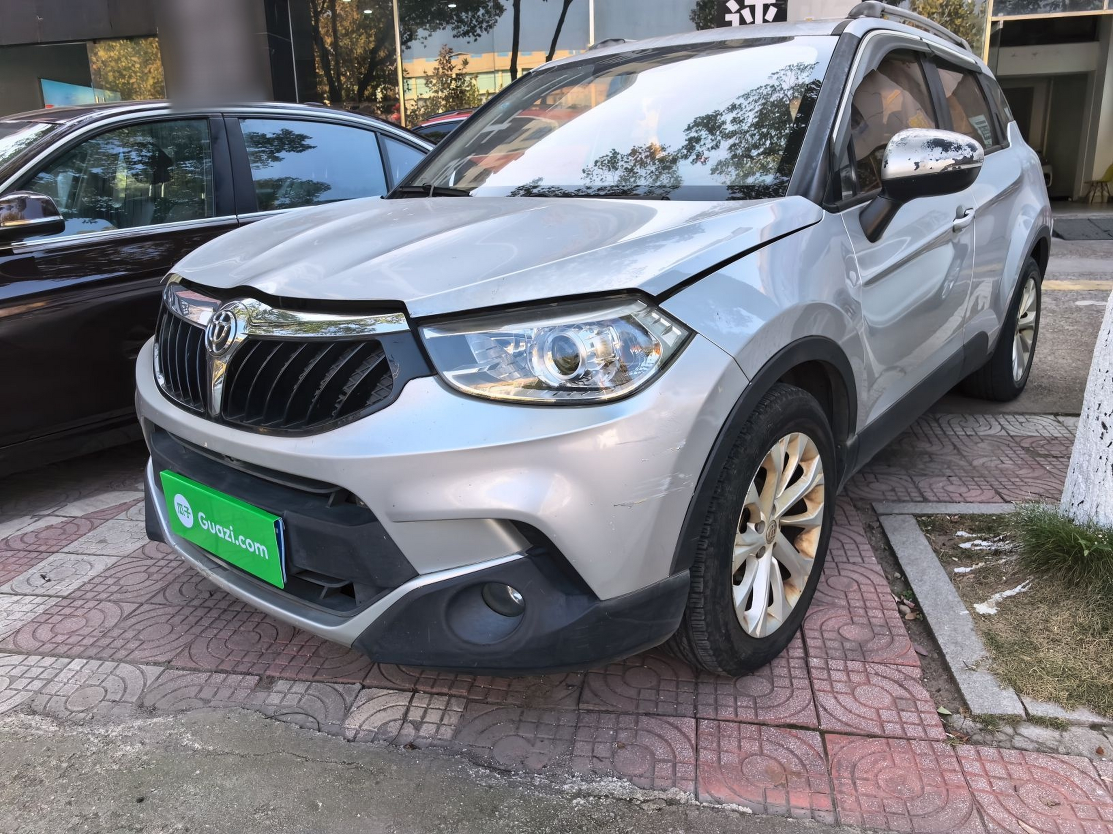 Под передней частью автомобиля