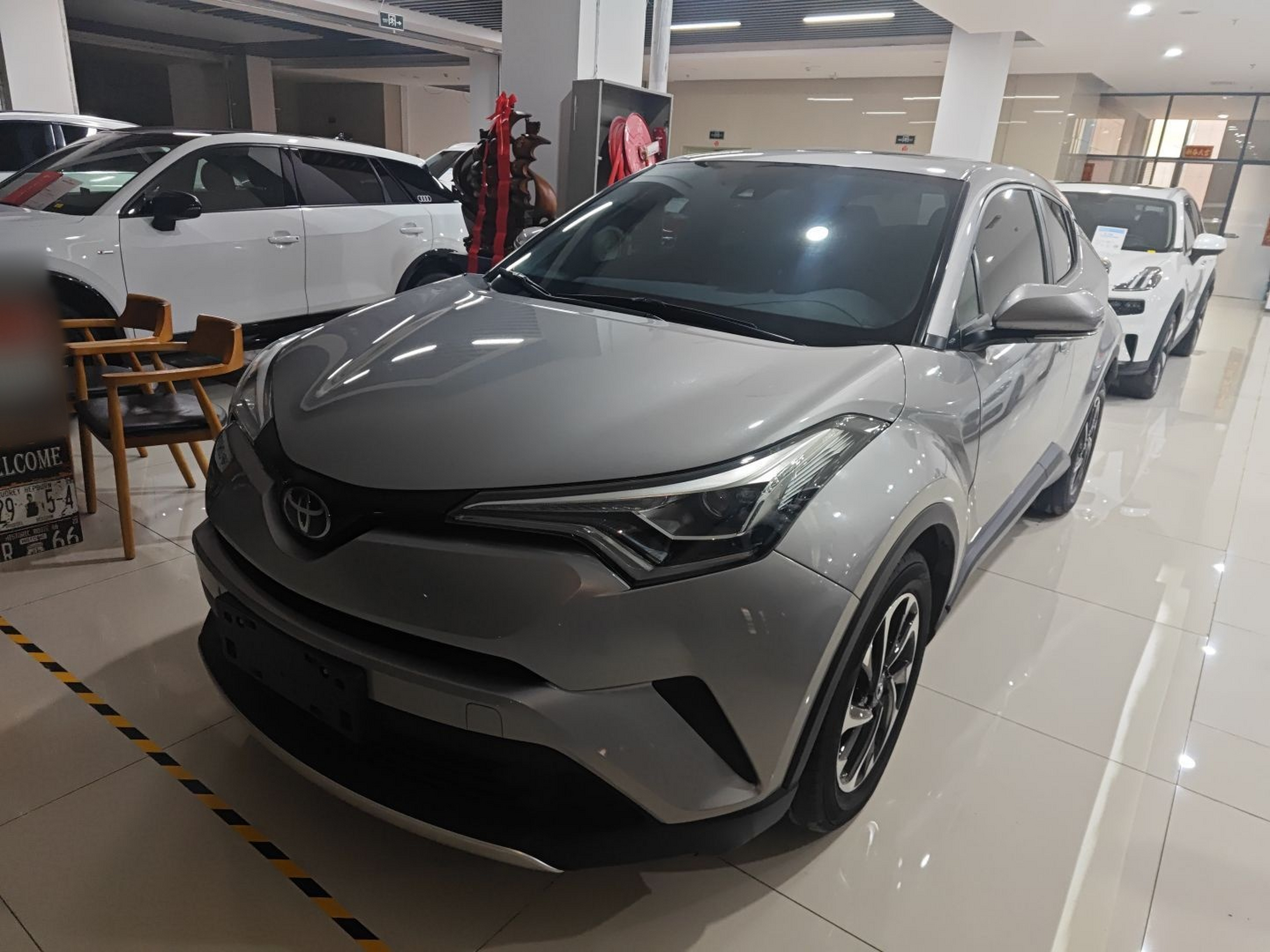 تحت مقدمة السيارة