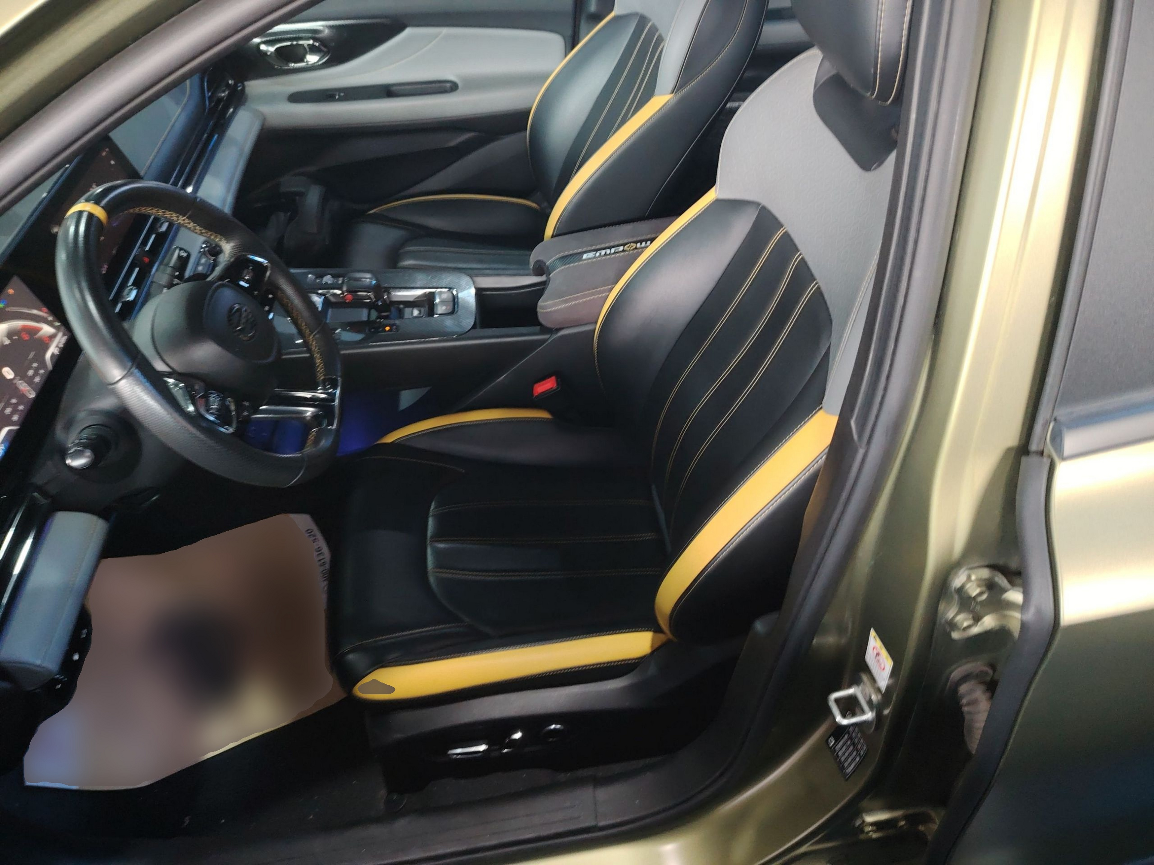 المقاعد الأمامية داخل السيارة