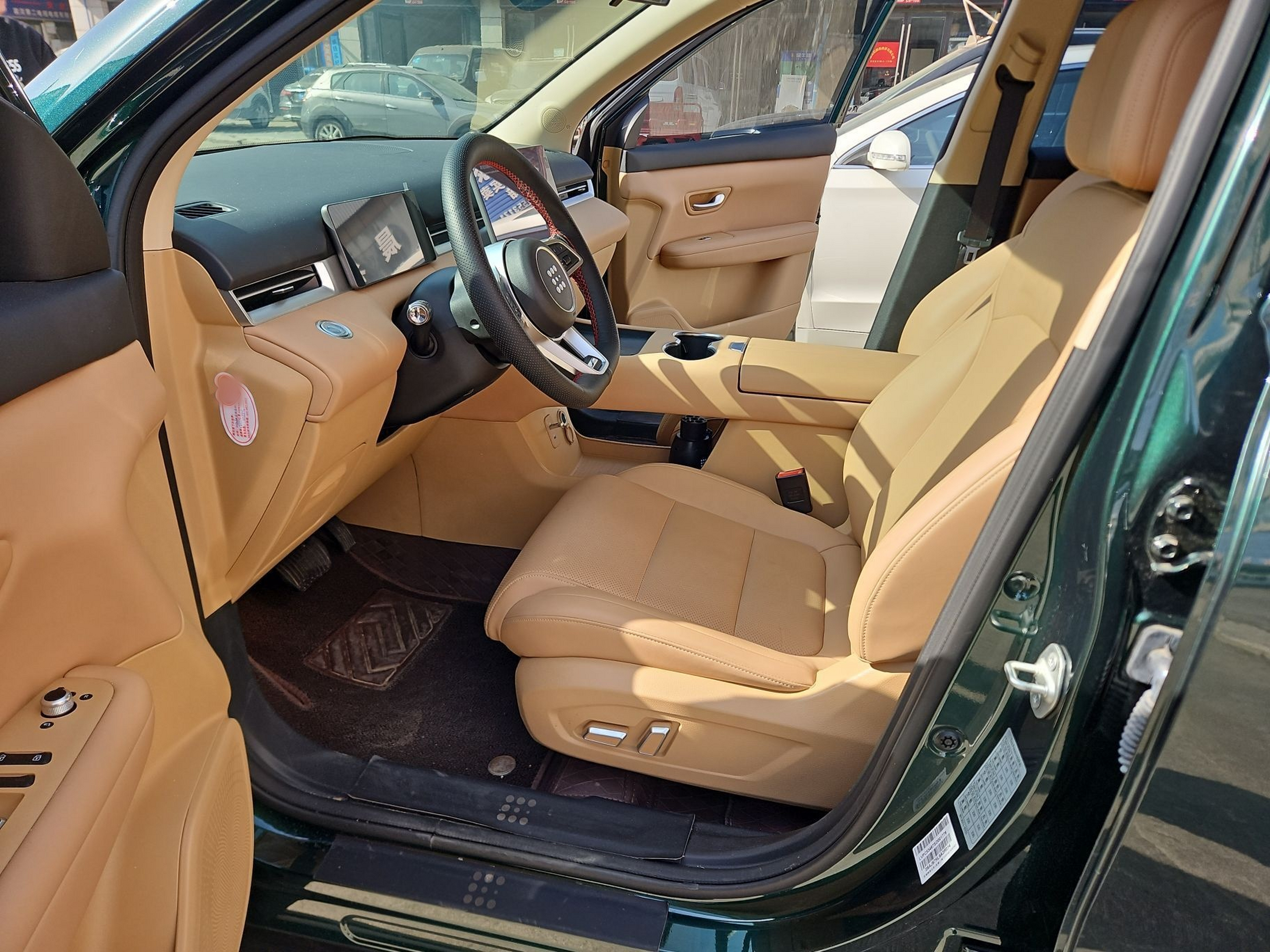 المقاعد الأمامية داخل السيارة