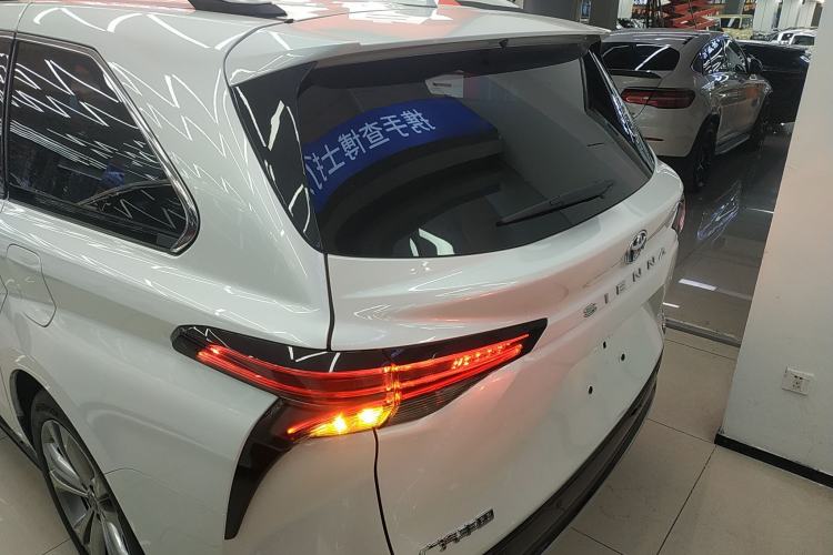 Used Toyota Sienna 2023 2.5L Hybrid Deluxe Edition
