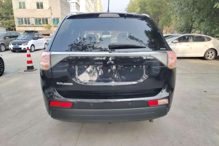 Used Mitsubishi Outlander 2014 2.4L 4x4 Deluxe Value Edition 7 Seats
