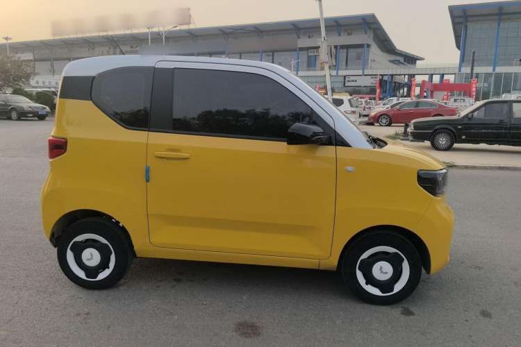 Used Wuling Hongguang MINIEV 2021 Macaron Sandwich Model 120 km Lithium Iron Phosphate
