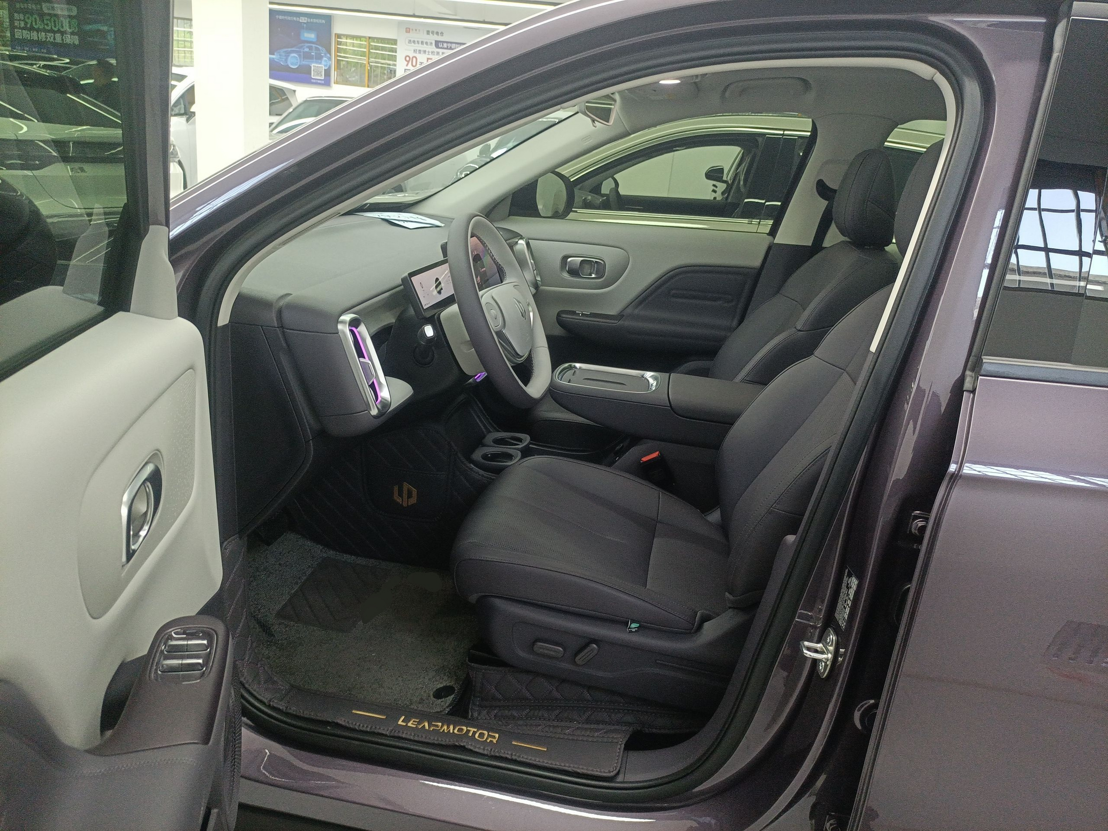 المقاعد الأمامية داخل السيارة