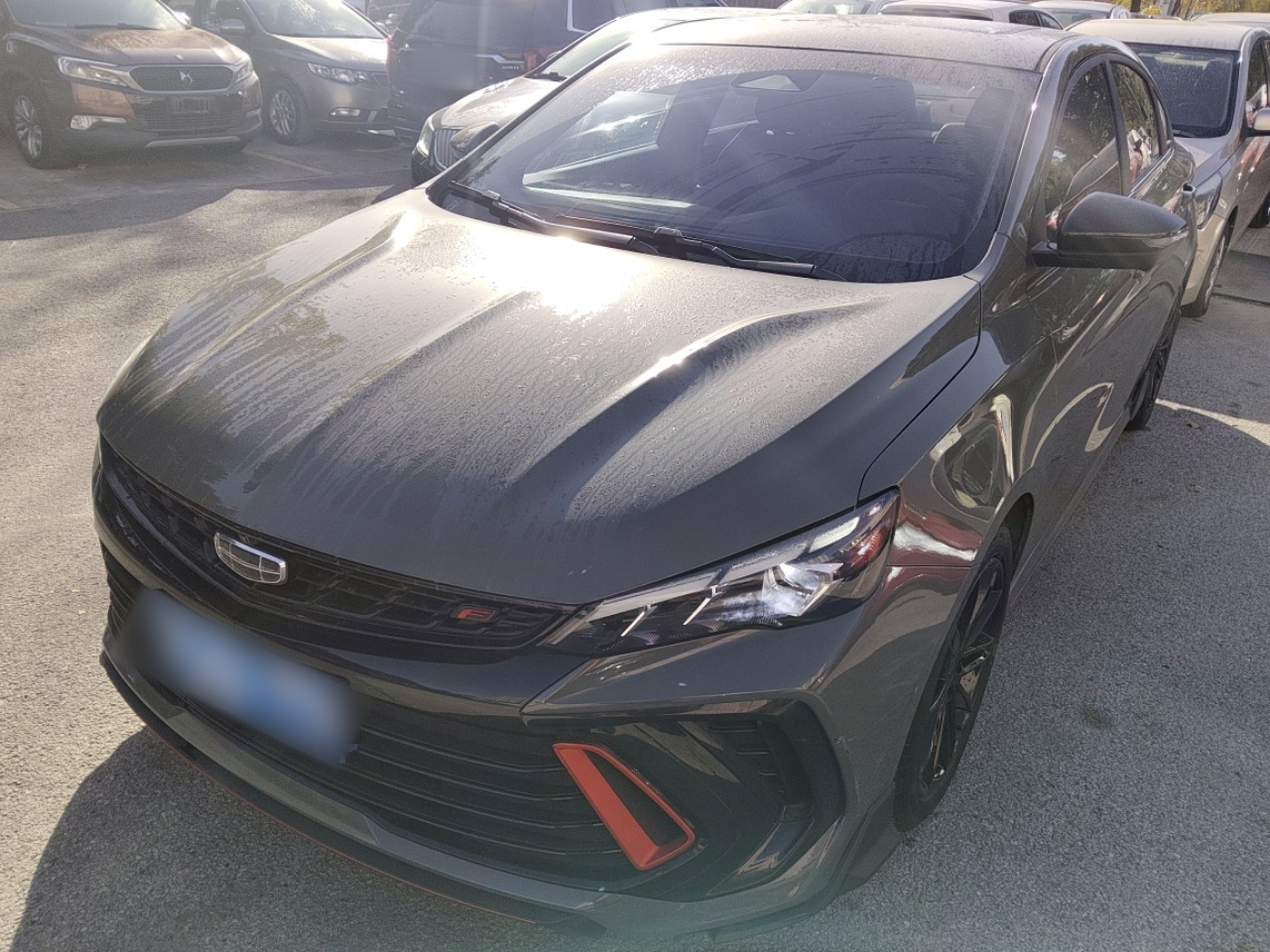 Под передней частью автомобиля