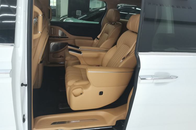 Used VOYAH Dream 2025 EV Four-Wheel Drive Flagship Kunpeng Edition
