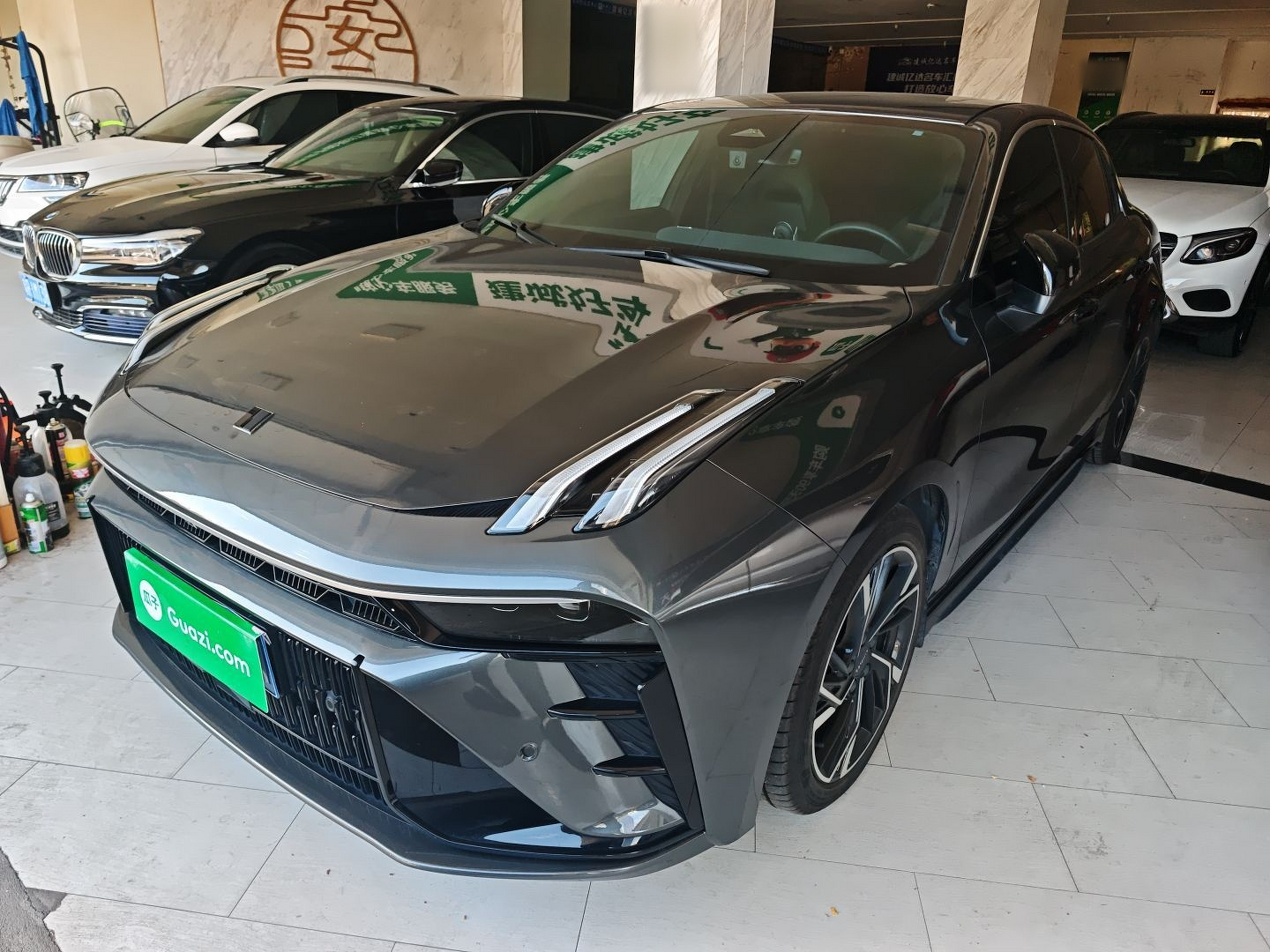 تحت مقدمة السيارة