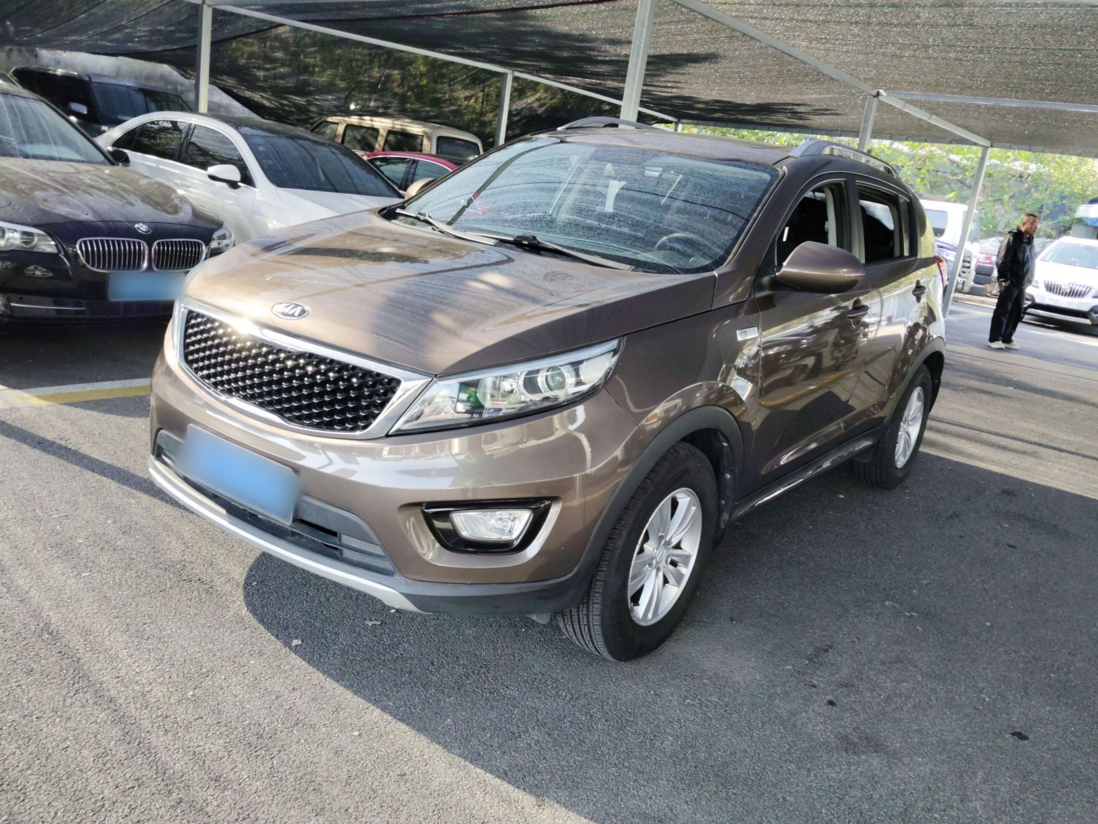 Под передней частью автомобиля