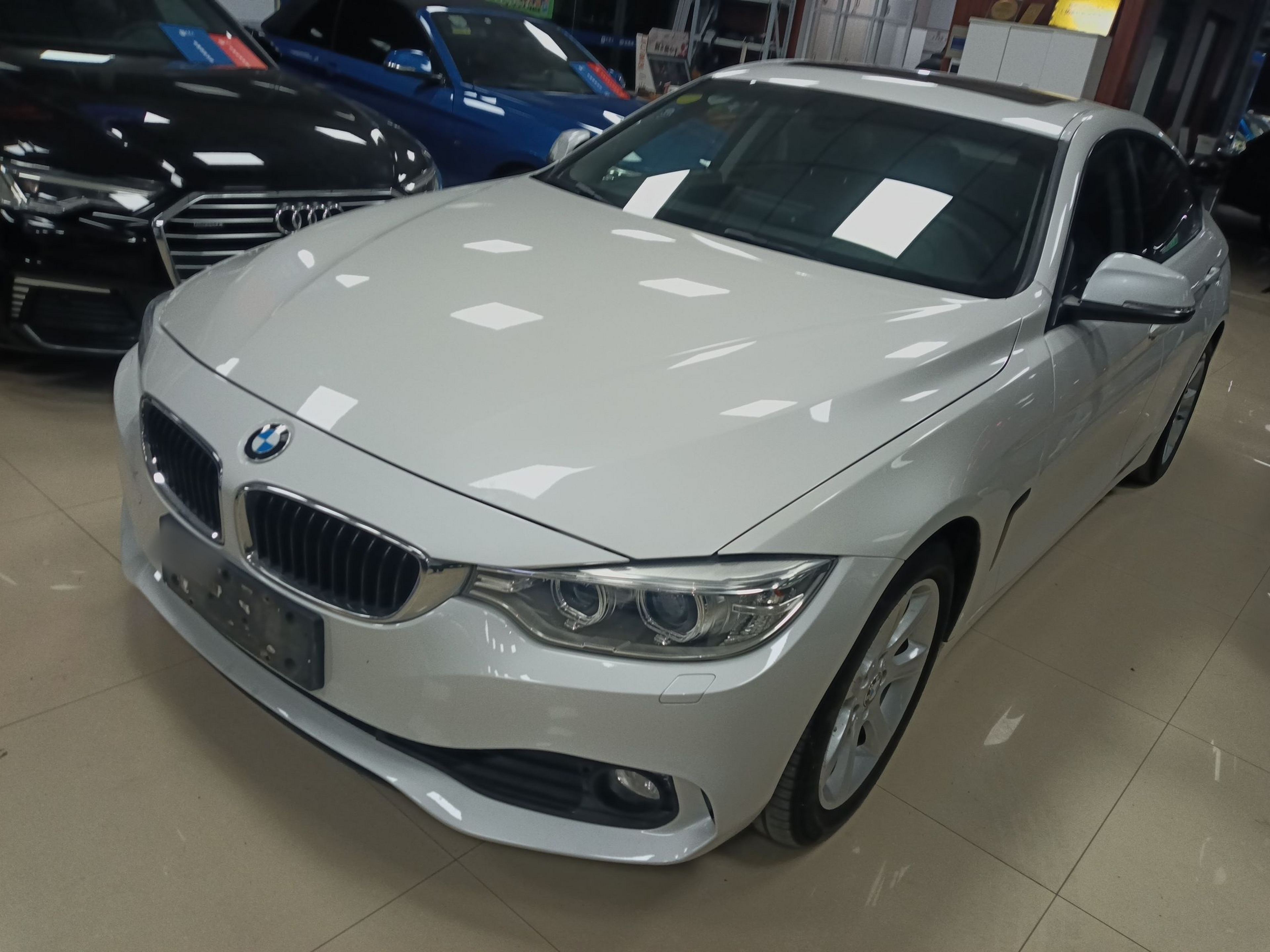 تحت مقدمة السيارة