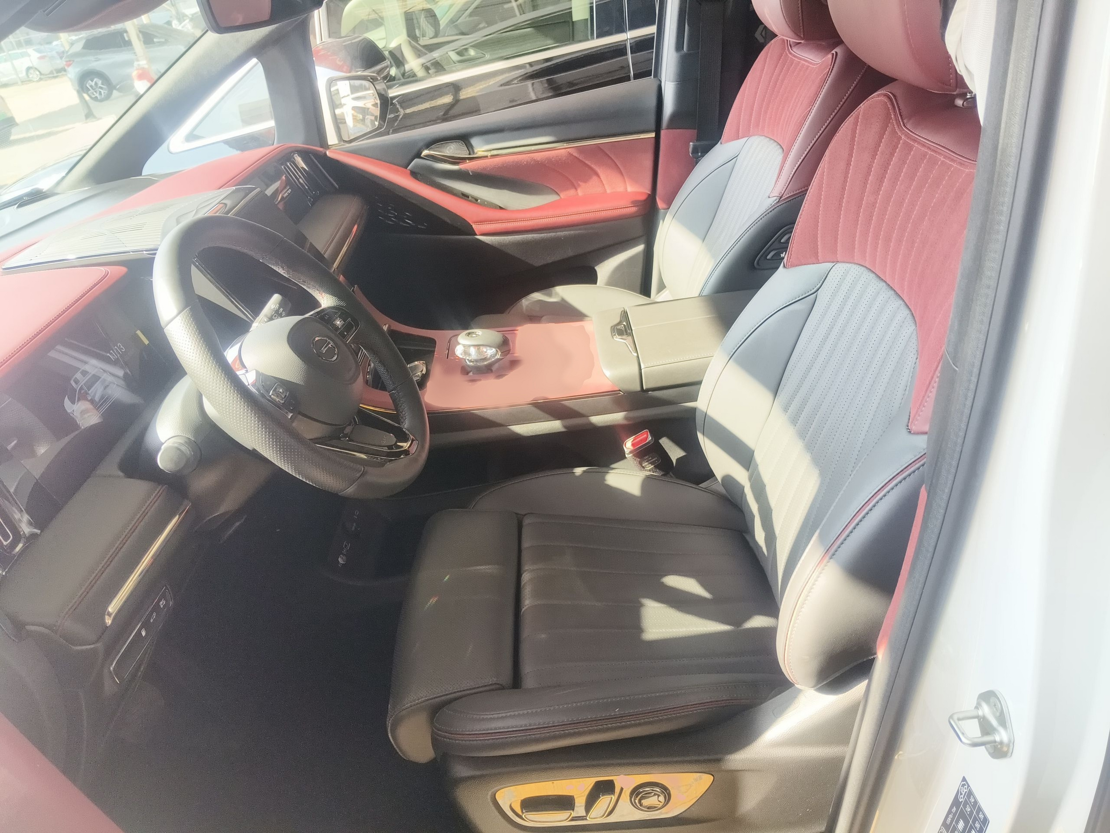 المقاعد الأمامية داخل السيارة