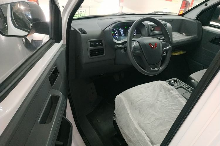 Used Wuling Yangguang 2024 300KM Comfort Version Passenger Van 75kW
