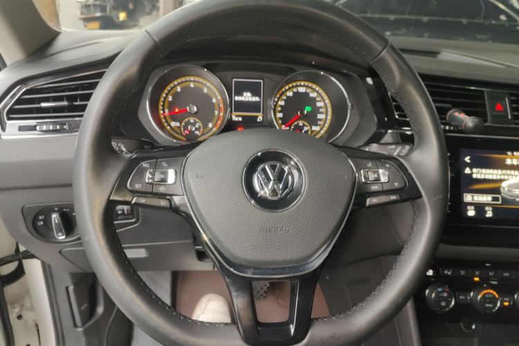 Used Volkswagen Tiguan L 2020 330TSI Automatic Two-Wheel Drive Smart Luxury Edition China VI Standard
