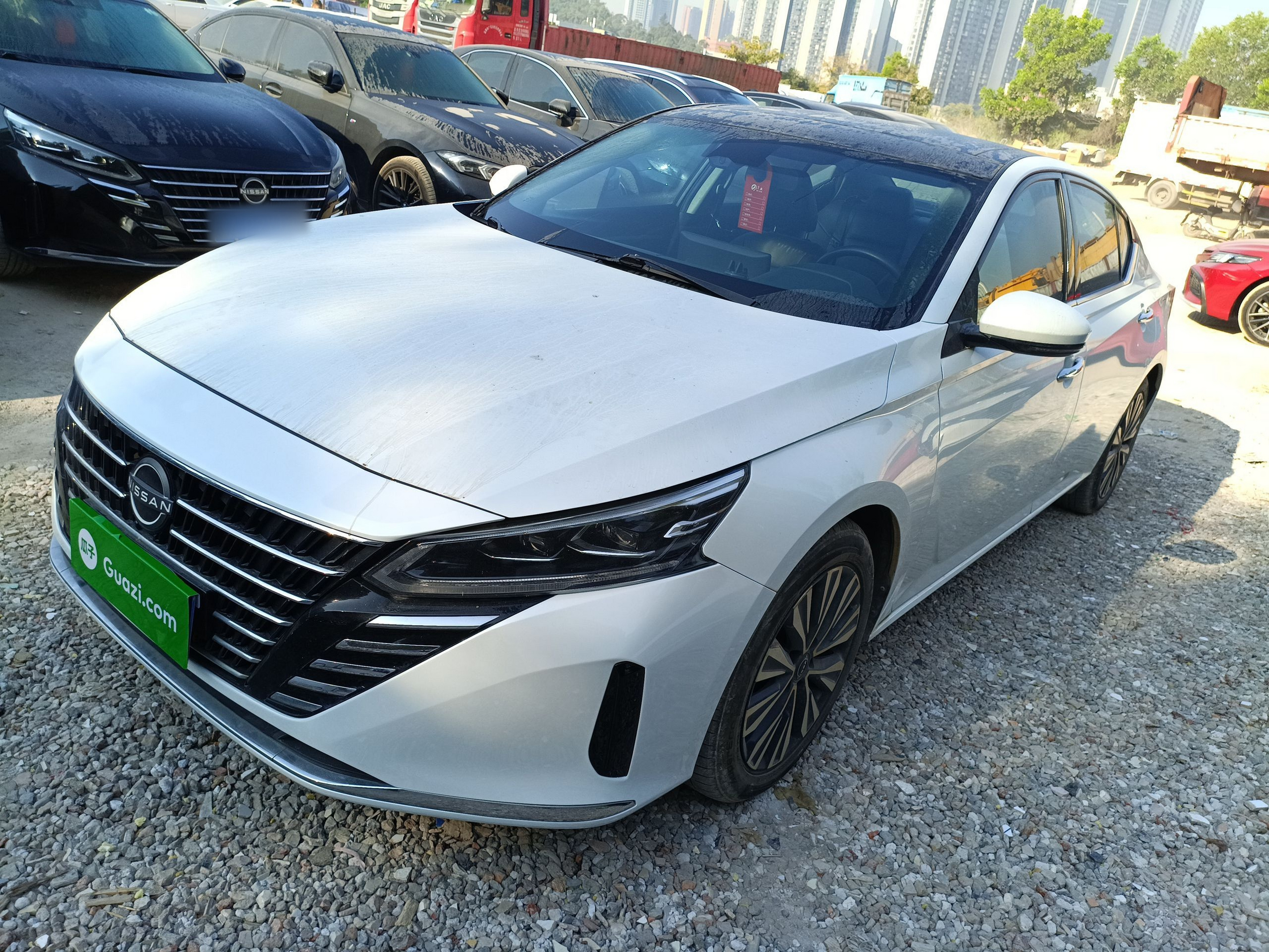 تحت مقدمة السيارة