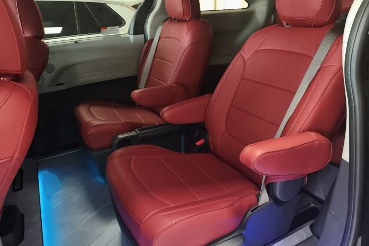 Used Toyota Sienna 2024 2.5L Hybrid Comfort Edition
