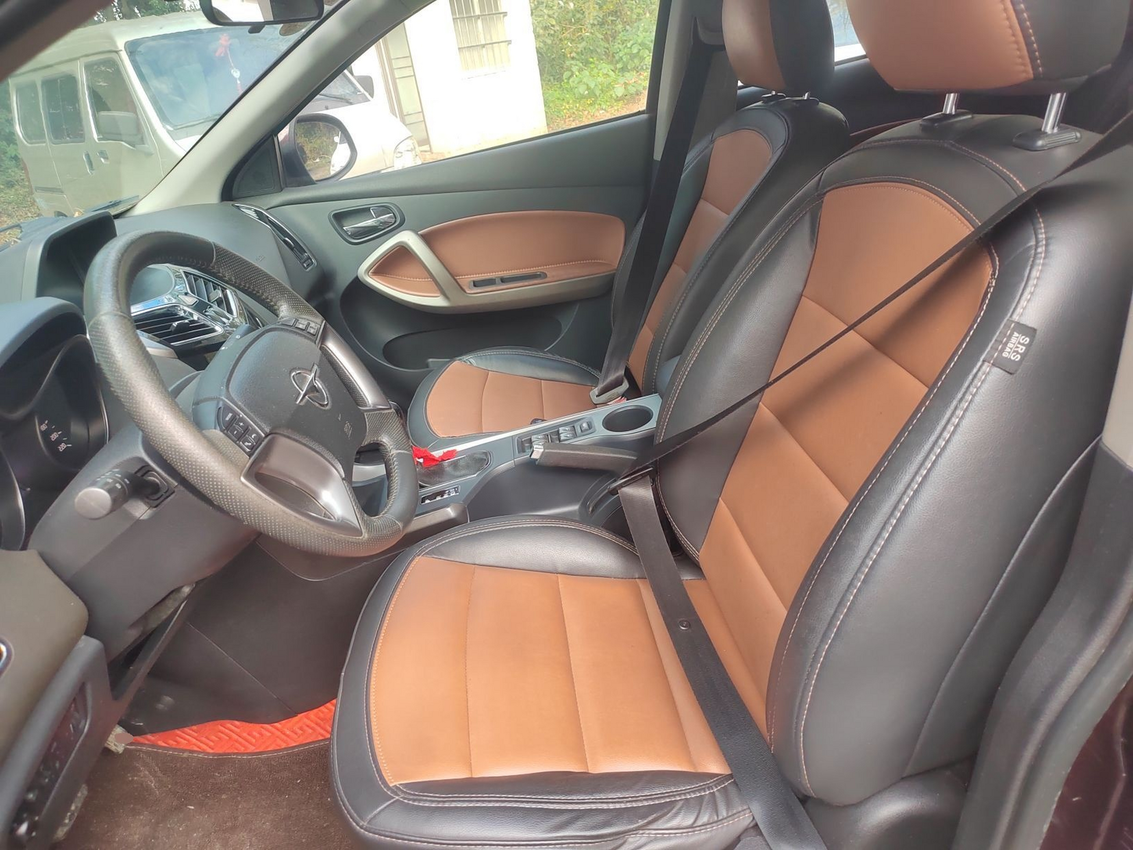 Переднее сиденье в автомобиле