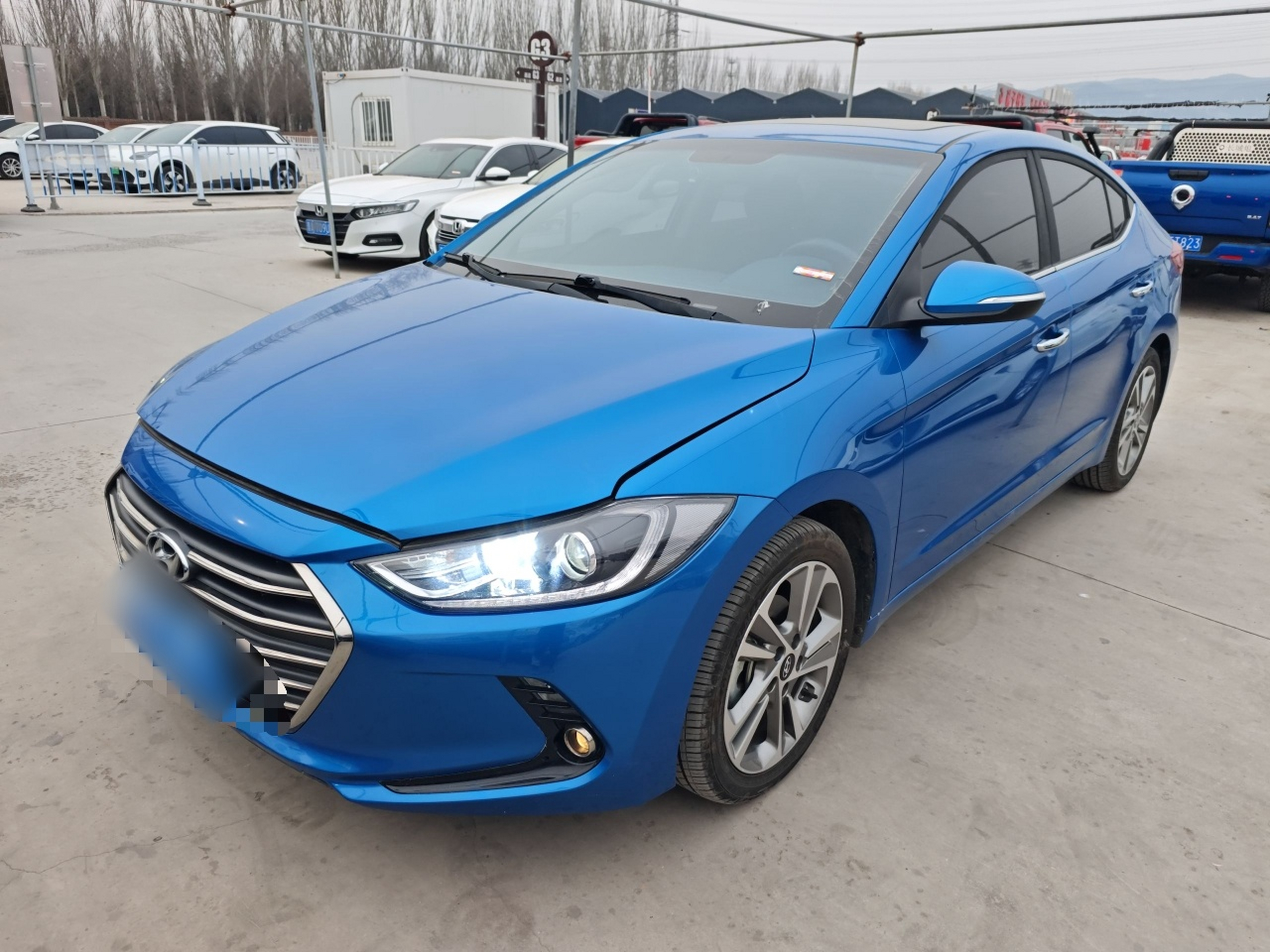 تحت مقدمة السيارة