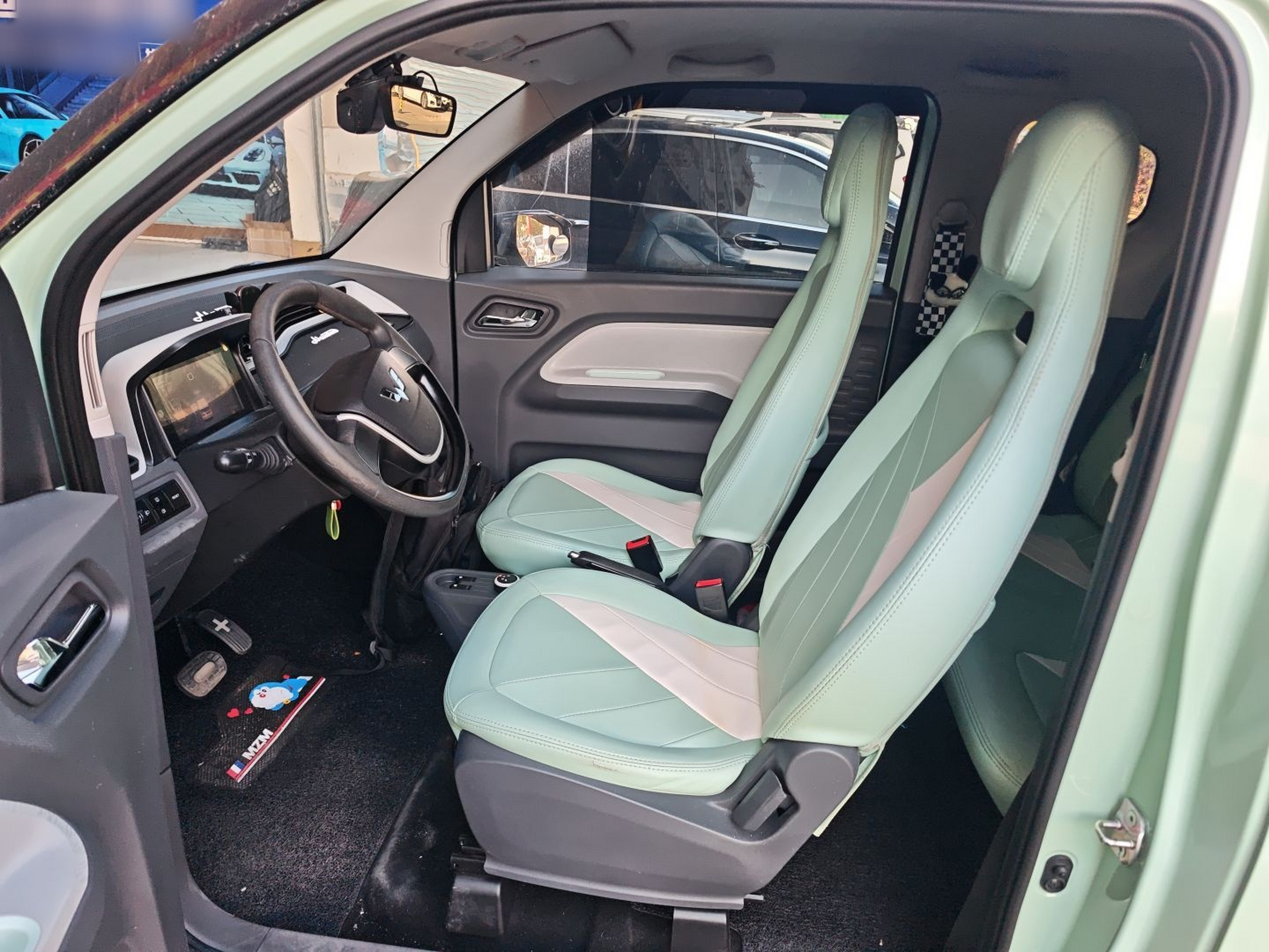 المقاعد الأمامية داخل السيارة