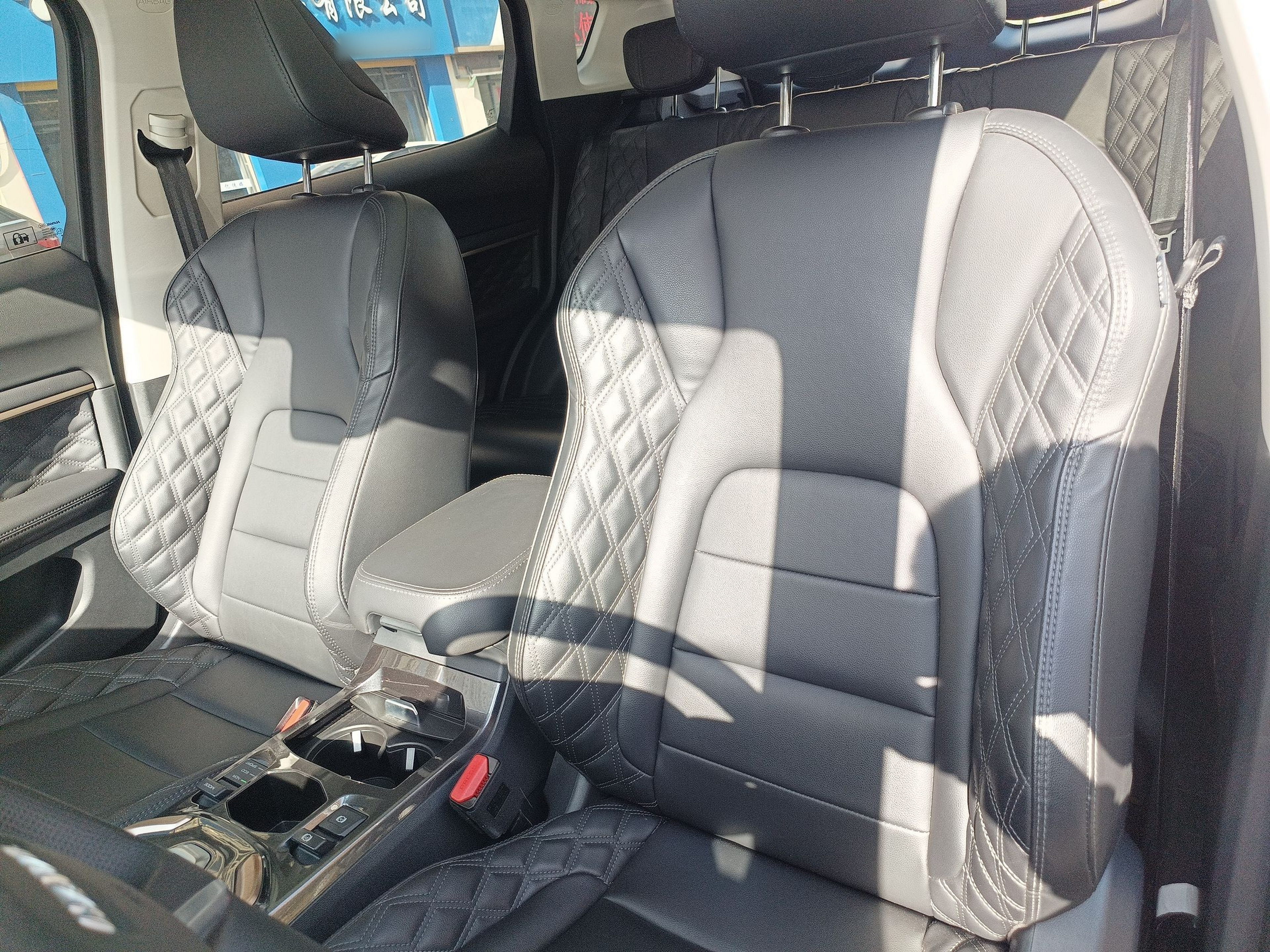 المقاعد الأمامية داخل السيارة