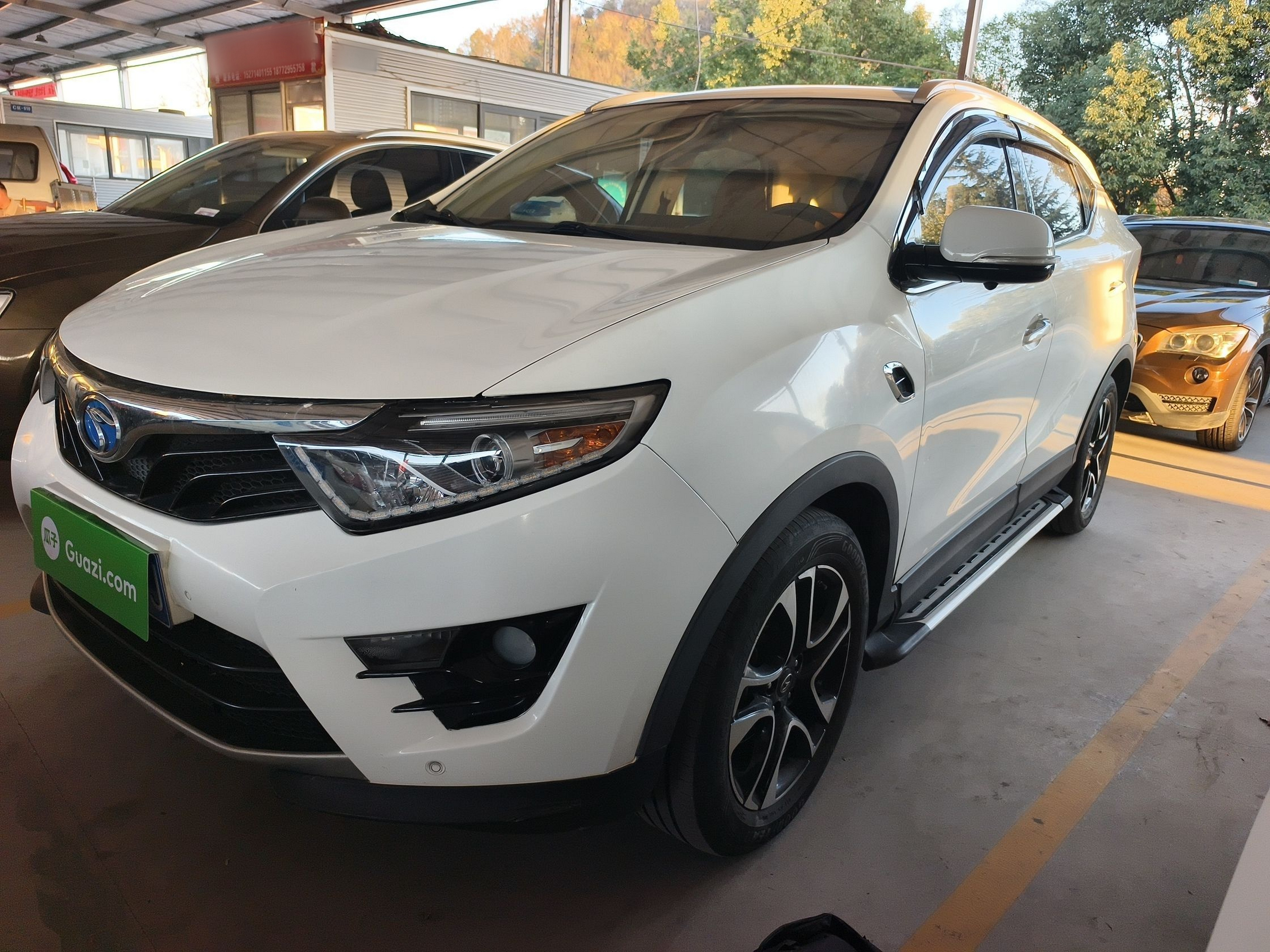 تحت مقدمة السيارة