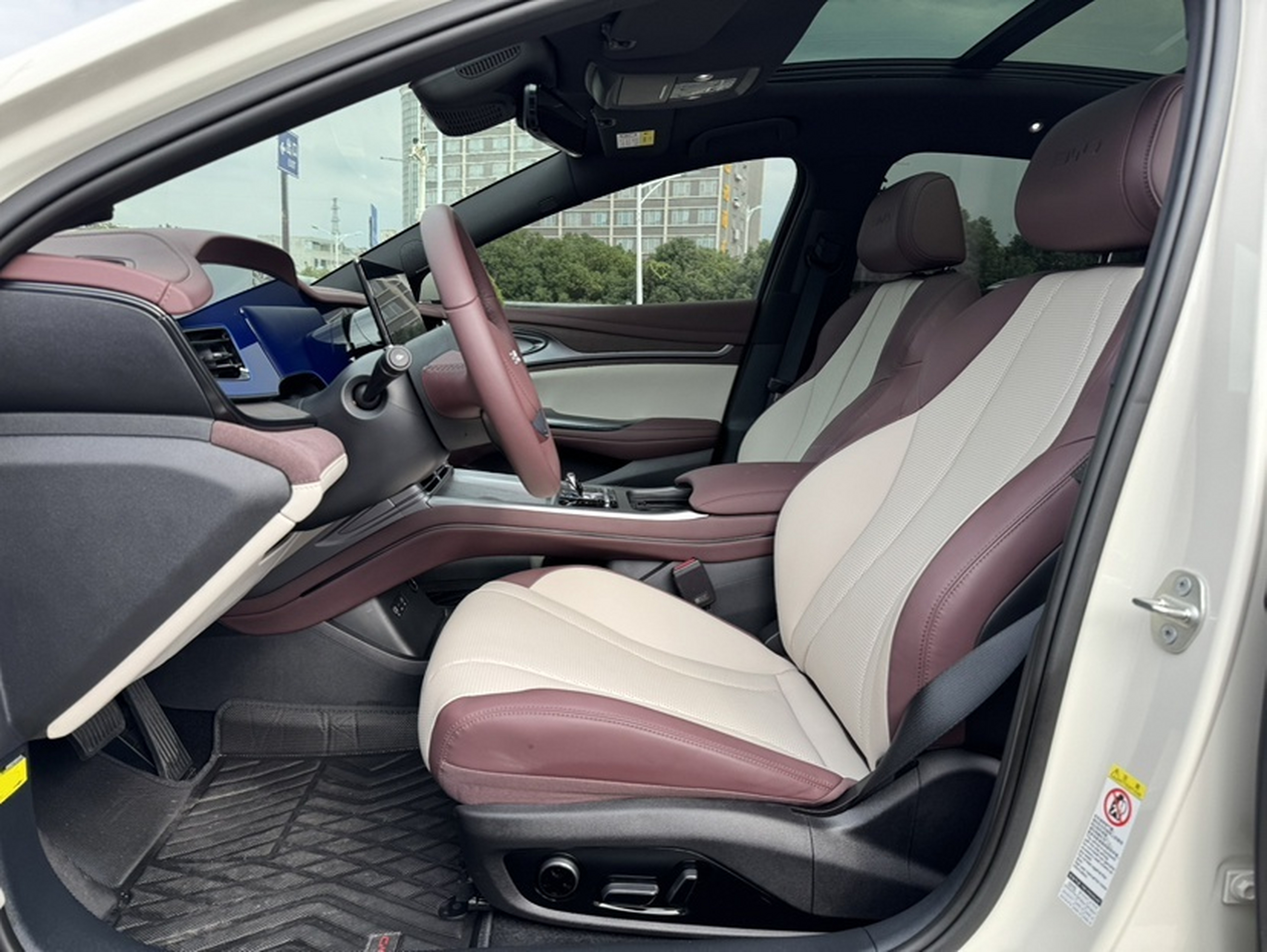 Переднее сиденье в автомобиле