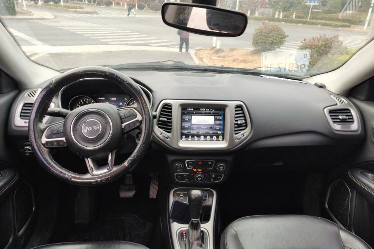 Used  Compass 2017 200T Automatic Family Edition
