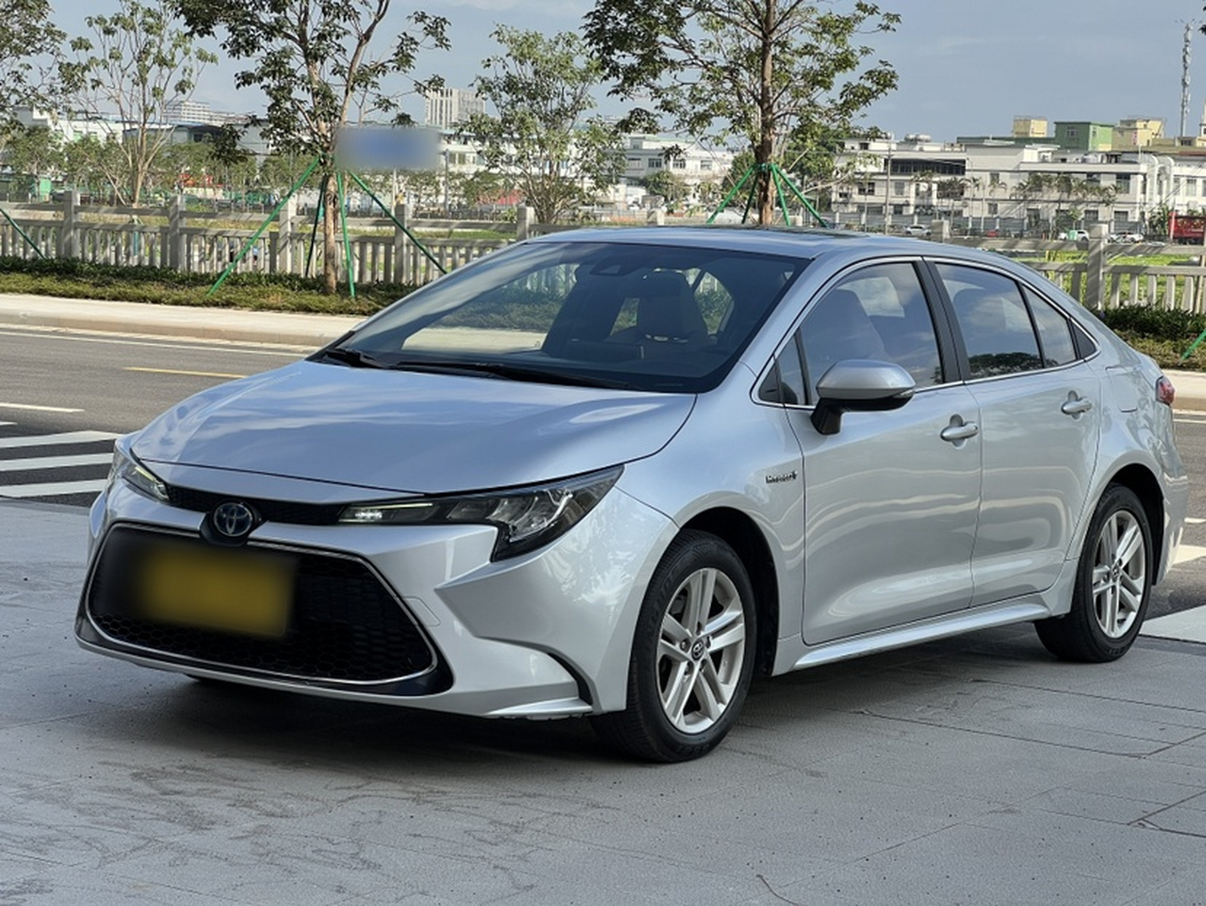 Под передней частью автомобиля