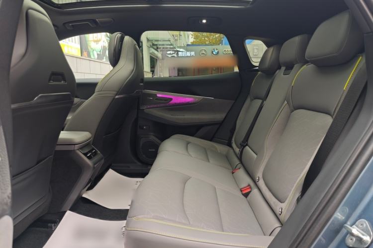 Used Lynk & Co 08 EM-P 2025 220 km All-Wheel-Drive Performance Halo
