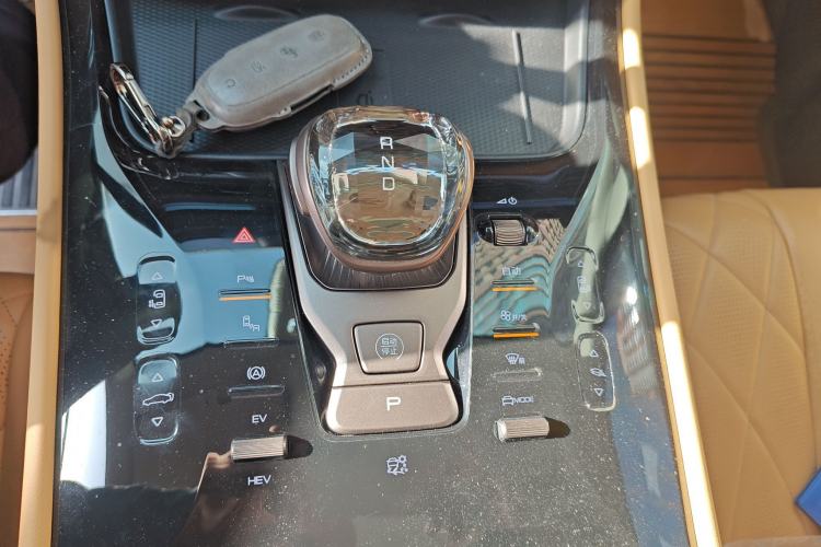 Used Denza D9 2022 DM-i 1040 Prestige Model
