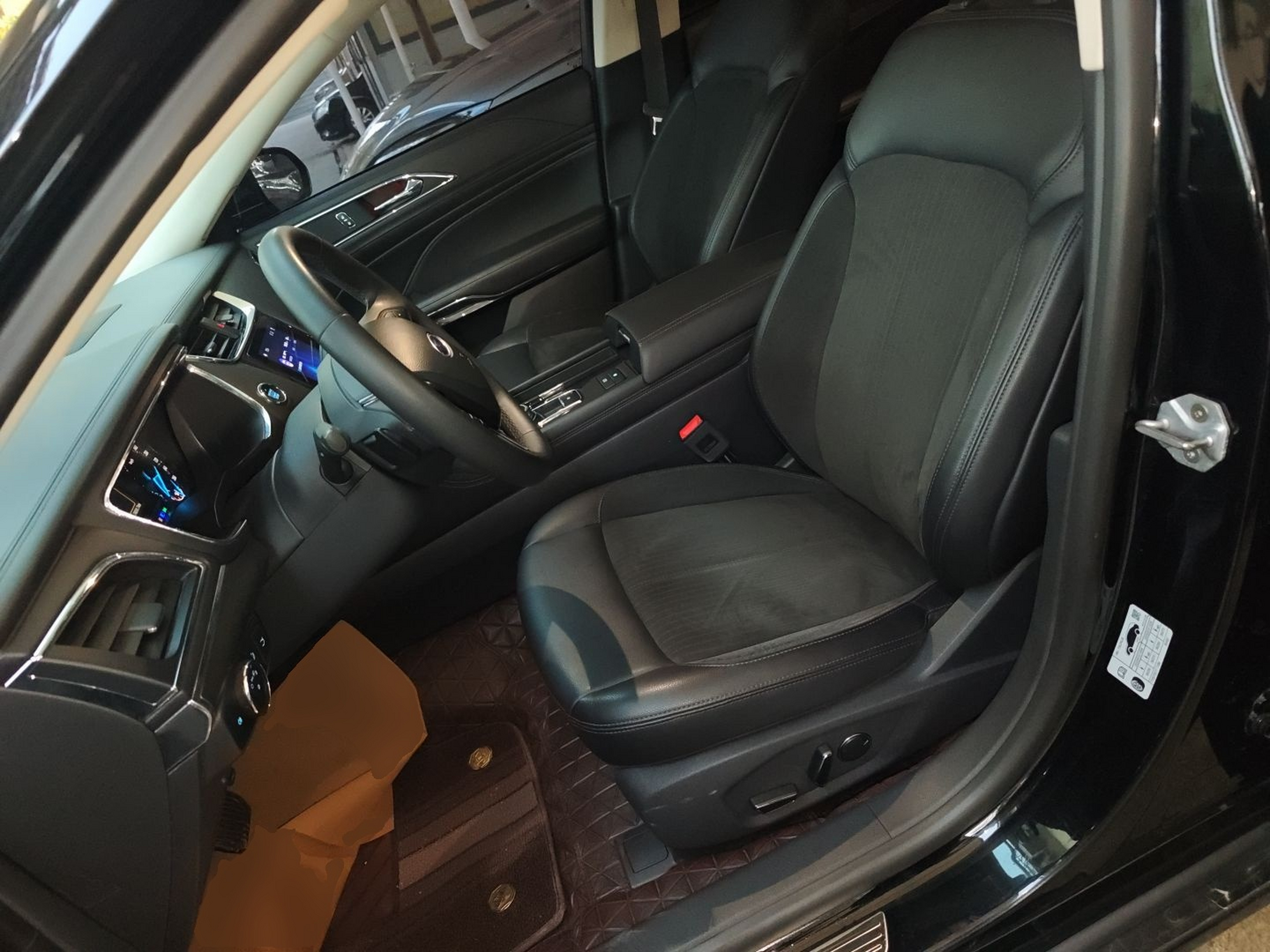 Переднее сиденье в автомобиле