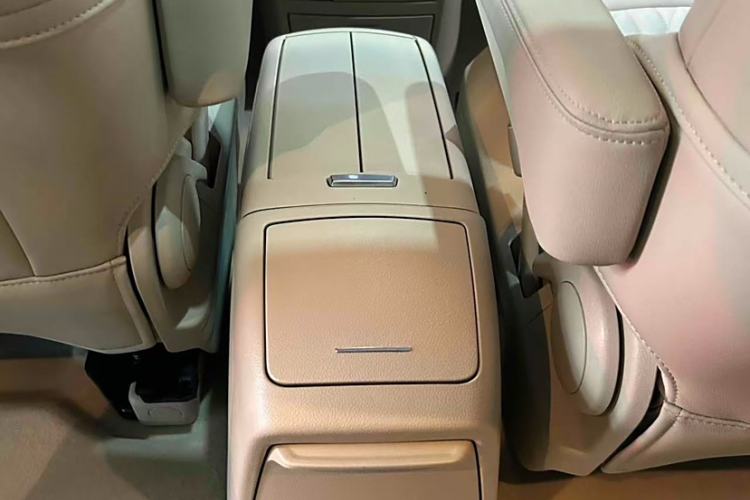 Used Buick GL8 2023 Facelifted Land Cruiser Executive Luxury Version
