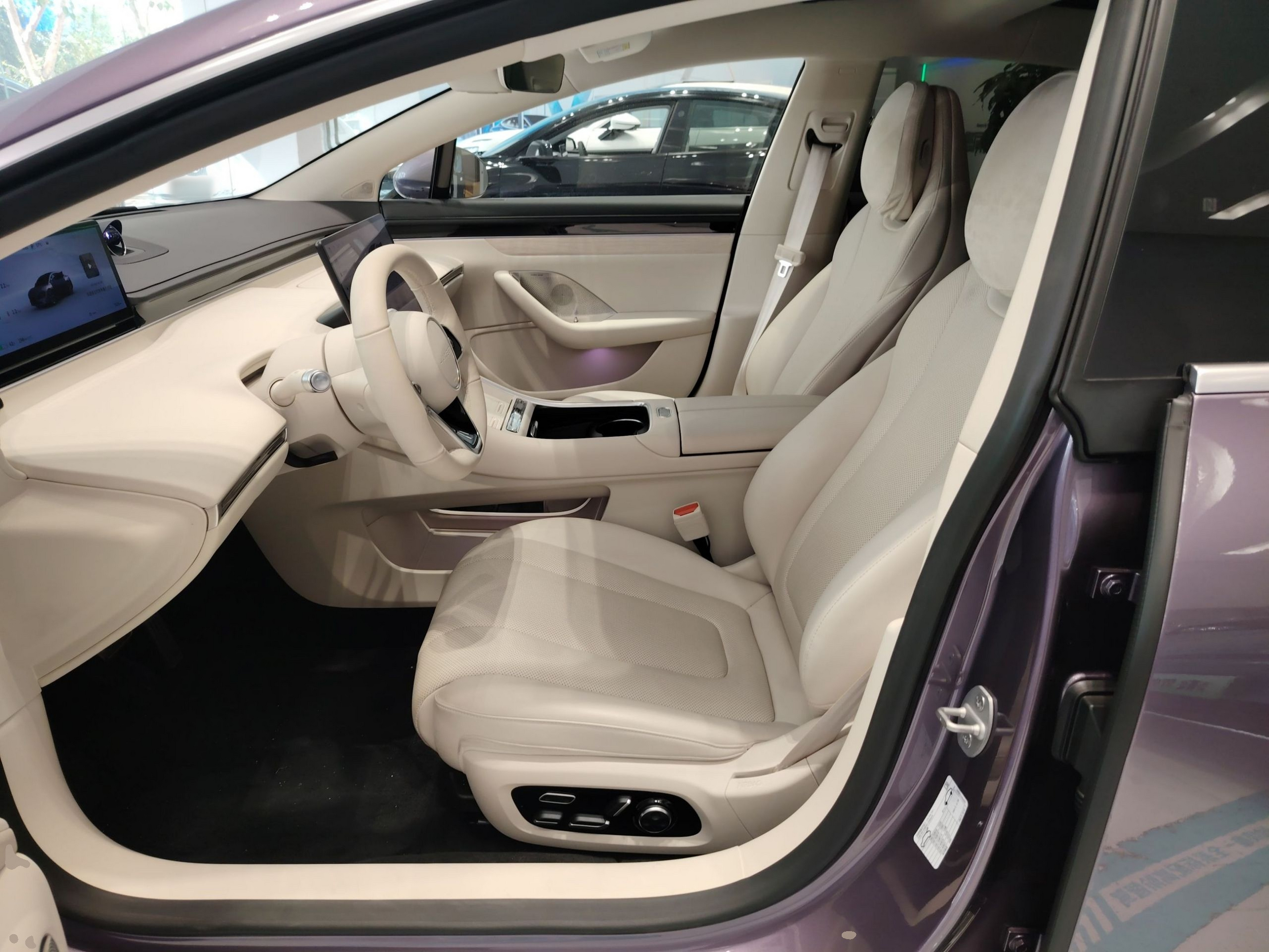 المقاعد الأمامية داخل السيارة