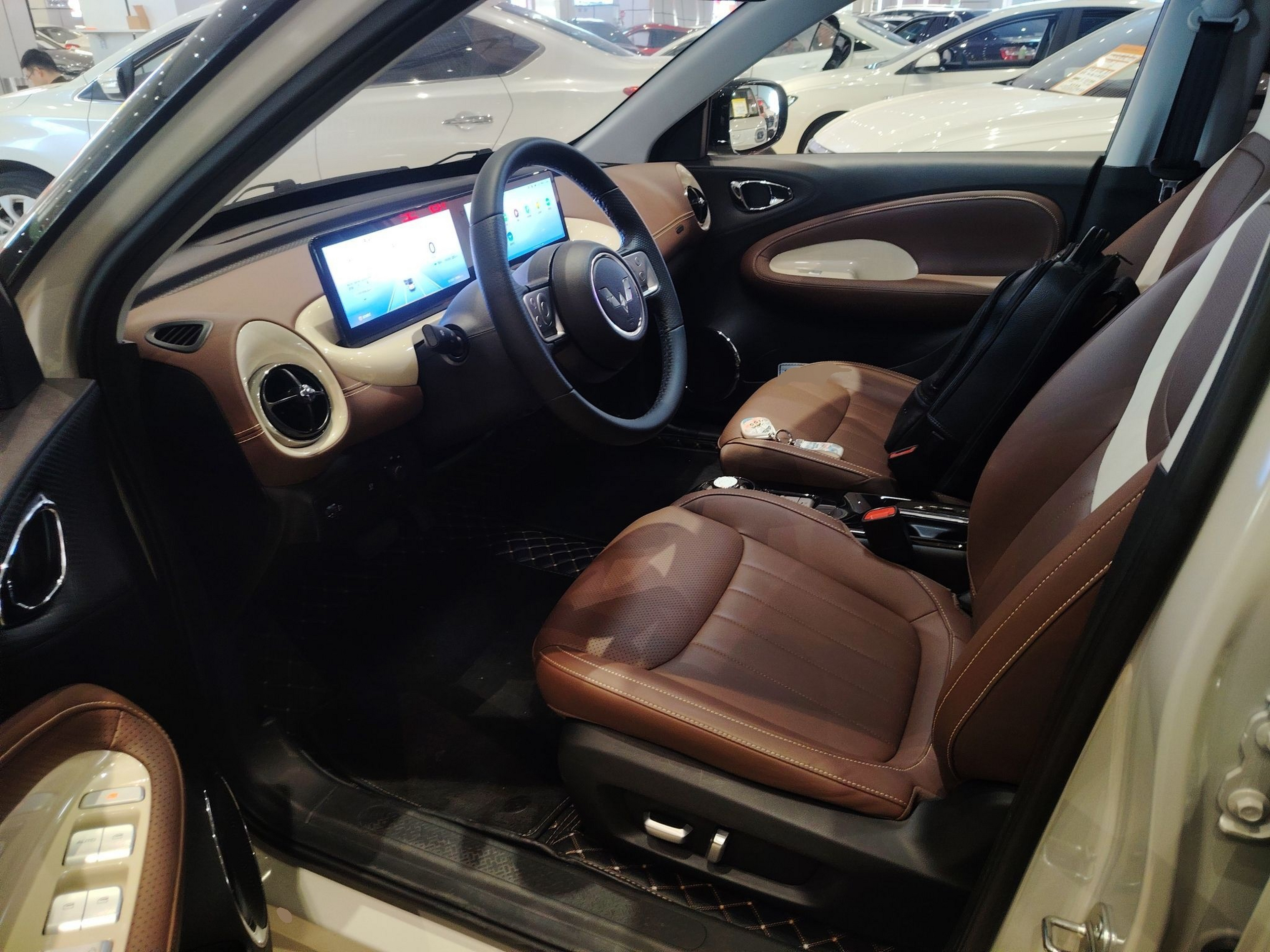 المقاعد الأمامية داخل السيارة