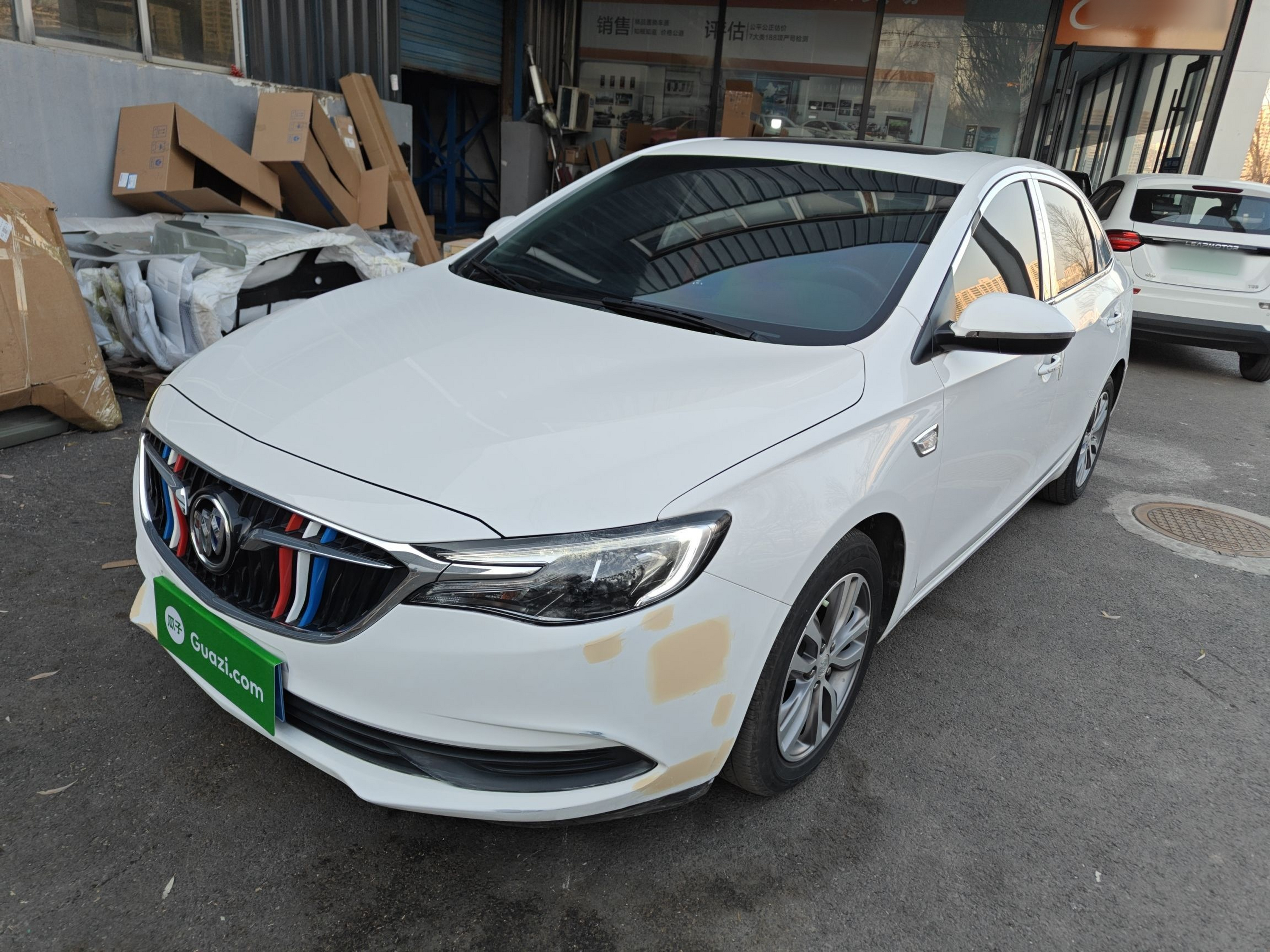 تحت مقدمة السيارة