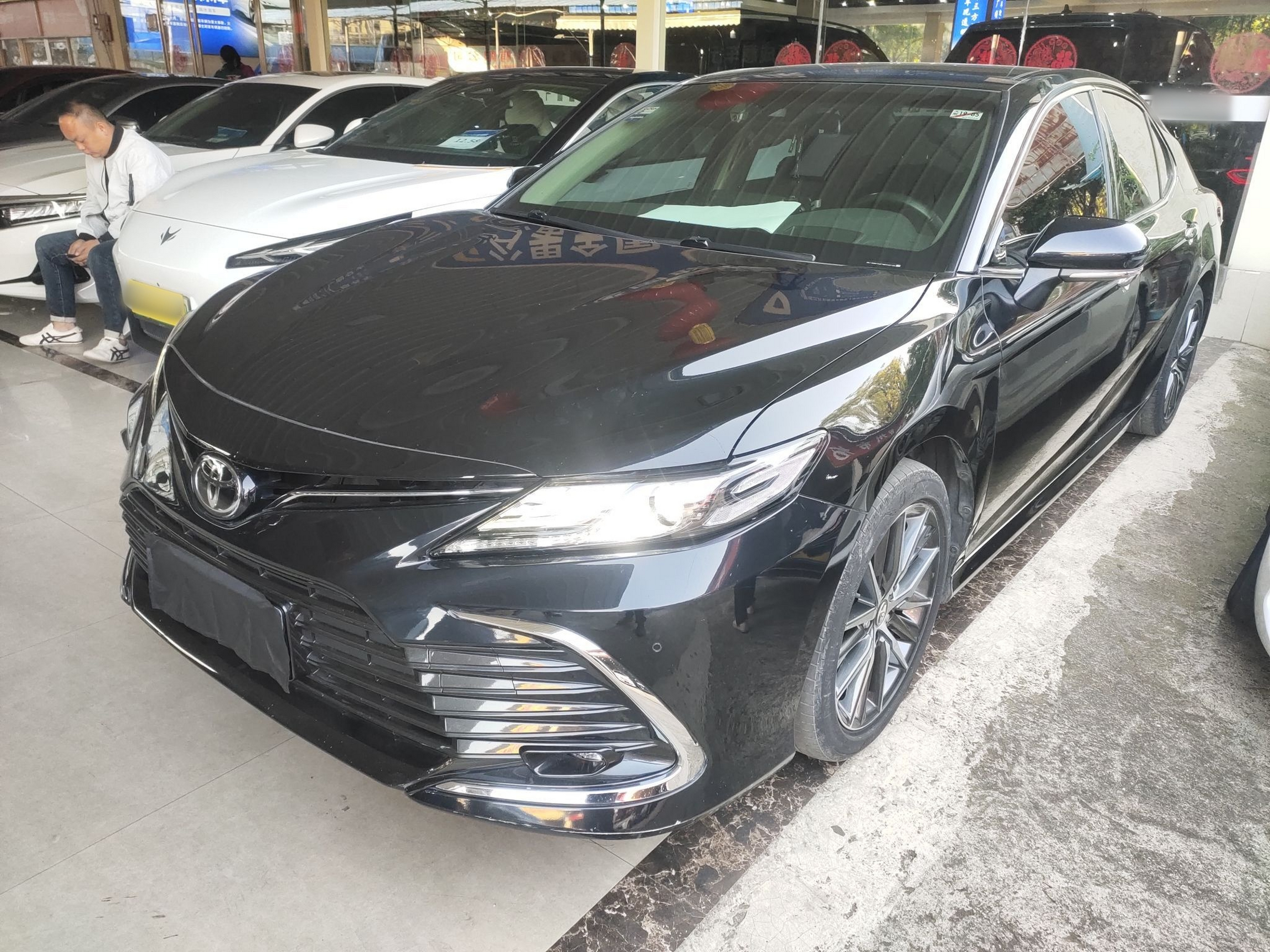 تحت مقدمة السيارة