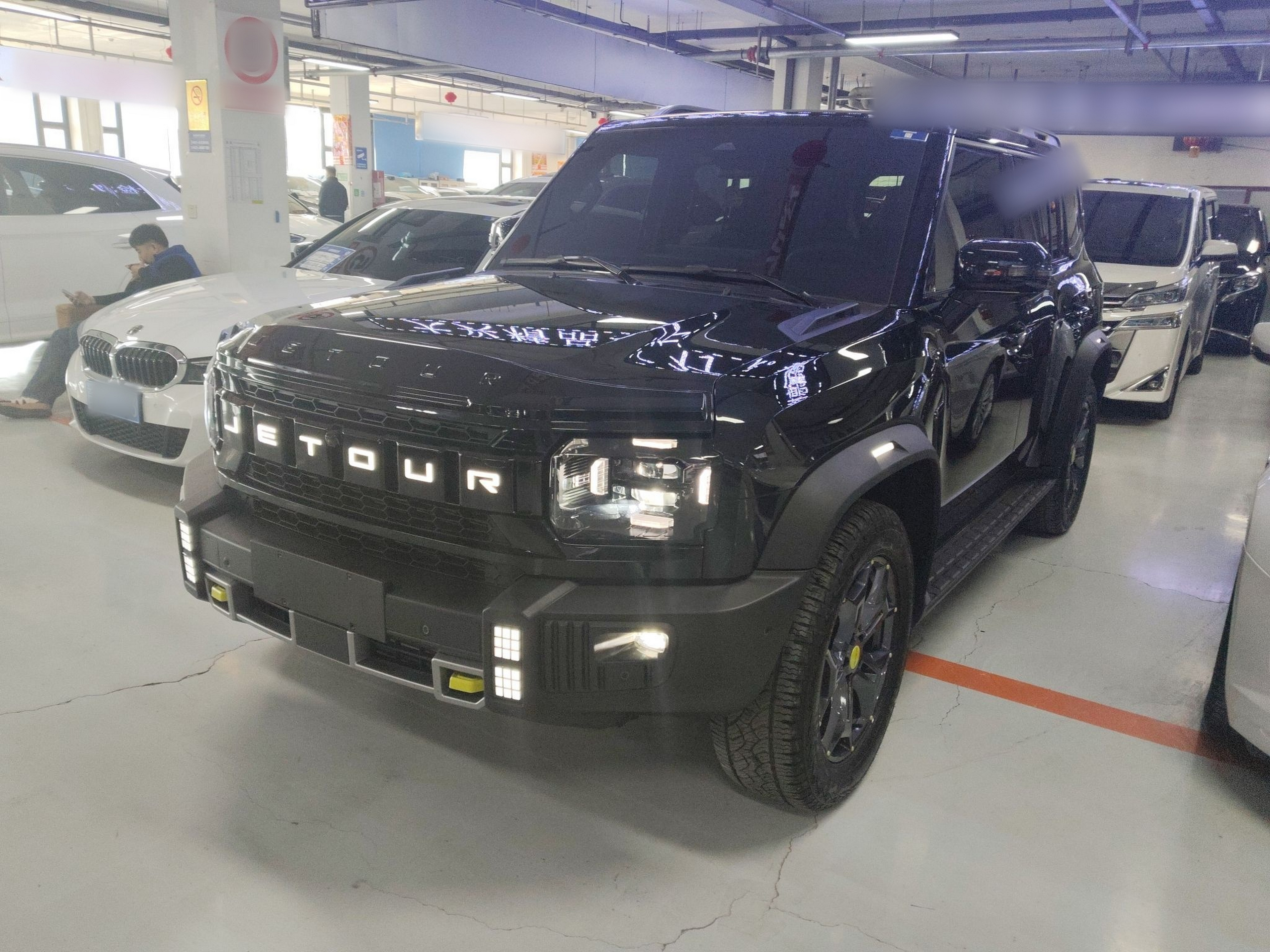 تحت مقدمة السيارة