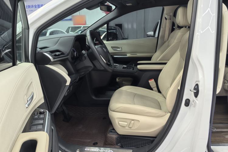 Used Toyota Sienna 2023 2.5L Hybrid Deluxe Edition
