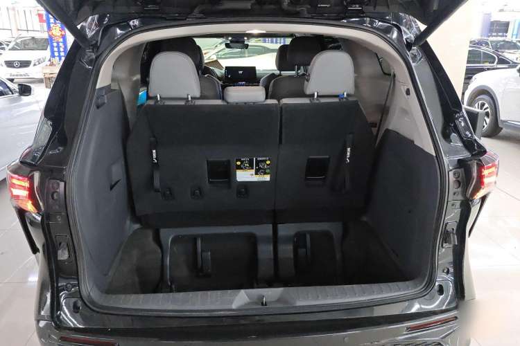 Used Toyota Granvia 2022 2.5L Hybrid Premium Edition
