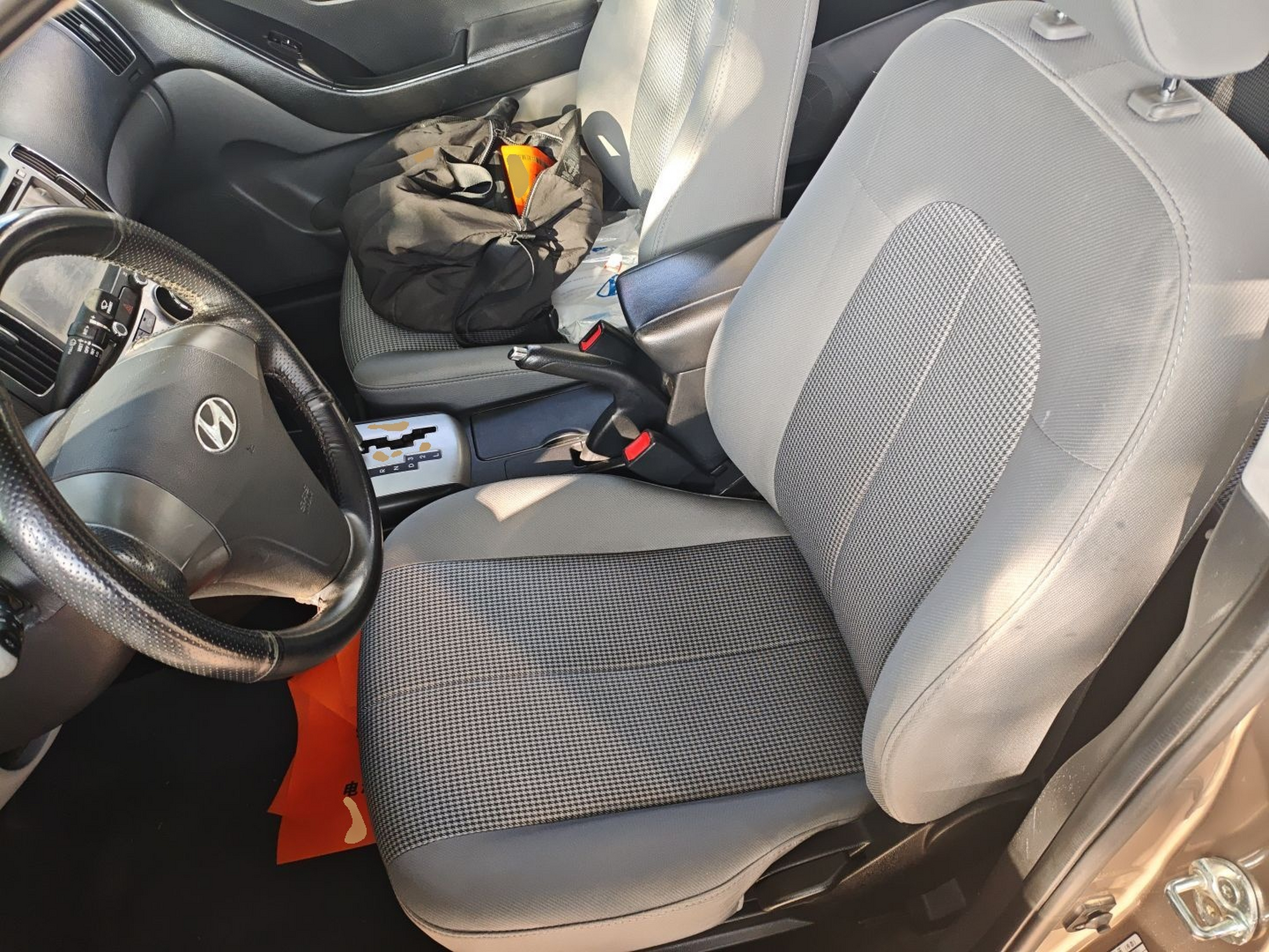 المقاعد الأمامية داخل السيارة